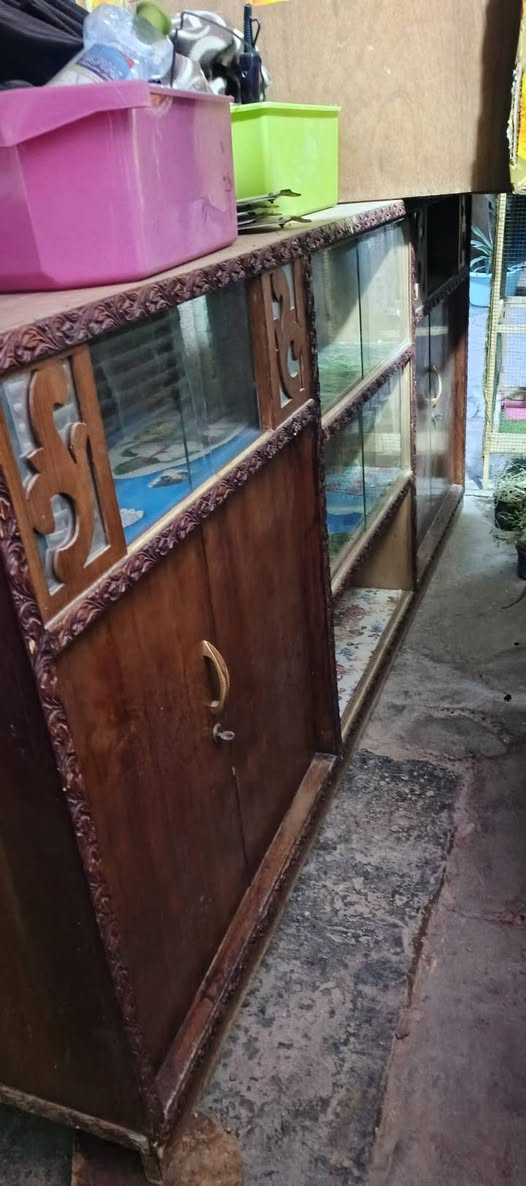 غراض بيت مستعملة نظيفة.. بوفية مترتين ونص 75الف غسالة اوتماتيك نوع الحافظ حجم 15كيلو 175الف مغاسل حمام غربية اثنين السعر 80الف... هذا رقمي ***********
