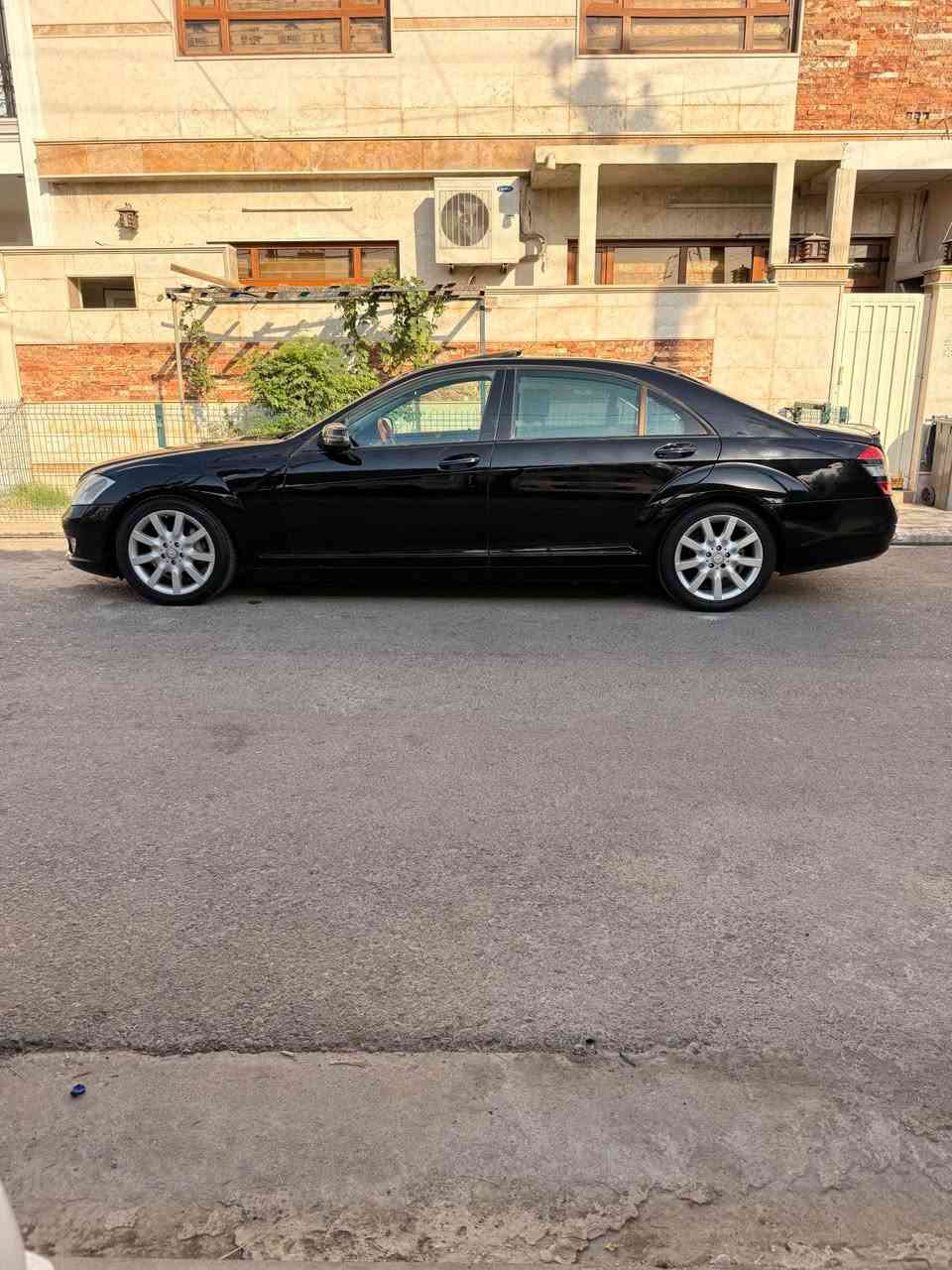 mercedes benz s class 350 2008
فول مواسەفاتە و سلایتە و حەساسی پێشو پشتە کوشن سارد و گەرمە و ٢٥ جولەی کوشنی هەیە ئاوینە شەفتە و دەرگا سەحبە و ئۆتۆ بریکە و ٣ جام پەردەی کارەبایە و لایت زینۆنە و دەرگا گەورەی ڤیئایپیە و زۆر مواسەفاتی تریشی هەیە و هەموو شتتکی لەسەر دەقی شەریکە ماوەتەوە سەیارەکە بەنزینە و زەمانە و گێر و مەکینە و کارەبایات و هەموشتیکی بەشەرتە و لەسەر دەقی شەریکە ماوەتەوە 
تەنهە دەرگا و جاملغی دواوە بەس پەمپە وەتا بۆ جوانی پەمپ کراوەتەوە بی لیدران یانی ژورەی نەگرتوە و ئیرباگەکەنی هیچی نەتەقیوە (١٦٦mile) رۆیشتوە
رقم تلفۆن
(***********)
(***********)

مرسيدس بنز S350 موديل 2008

مواصفات كاملة وفل أوبشن، حساسات أمامية وخلفية، مقاعد تبريد وتدفئة مع 25 حركة للمقعد، مرايات جانبية قابلة للطي (شفط)، إغلاق أوتوماتيكي للأبواب، ستائر كهربائية على 3 زجاجات، إضاءة زينون، وباب كبير VIP، بالإضافة إلى مواصفات أخرى كثيرة.

السيارة تعمل بالبنزين، والمكينة والكيرس والكهرباء وكل شيء فيها مضمون ومتفق عليه مع الشريك حسب الاتفاق المكتوب.

فقط الباب الخلفي وزجاجه تعرضا لصدمة خفيفة من الخلف (بمب)، وتم إصلاحهما وتلميعهما بشكل جميل جداً بدون أي طرق أو دق، أي أن الهيكل (الشاصي) لم يُلمس إطلاقاً، والإيرباگ لم ينفجر أبداً.

قطعت السيارة مسافة 267,460 كم تقريباً.

📞 للتواصل:
(***********) أربيل, العراق

