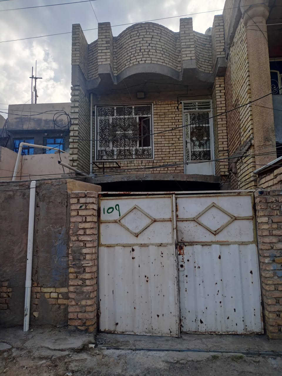 السلام عليكم 
⚠️يعلن مكتب عراق السلام للعقار 
      عن توفر 
🏠 منزل للبيع مساحه 100م
       طابق ونصف الحسينيه
        منطقة ال 23 مدخلين 
       كراج +  استقبال +حولي
     +صحيات + ترك +غرفة نوم
الطابق الثاني حولي +غرفة نوم  
للاستفسار الاتصال على الارقام :
لؤي التميمي 
***********
قصي التميمي 
***********
أو زورنا في مكتبنا مكتب (عراق السلام) 
اهلا وسهلا بيكم
