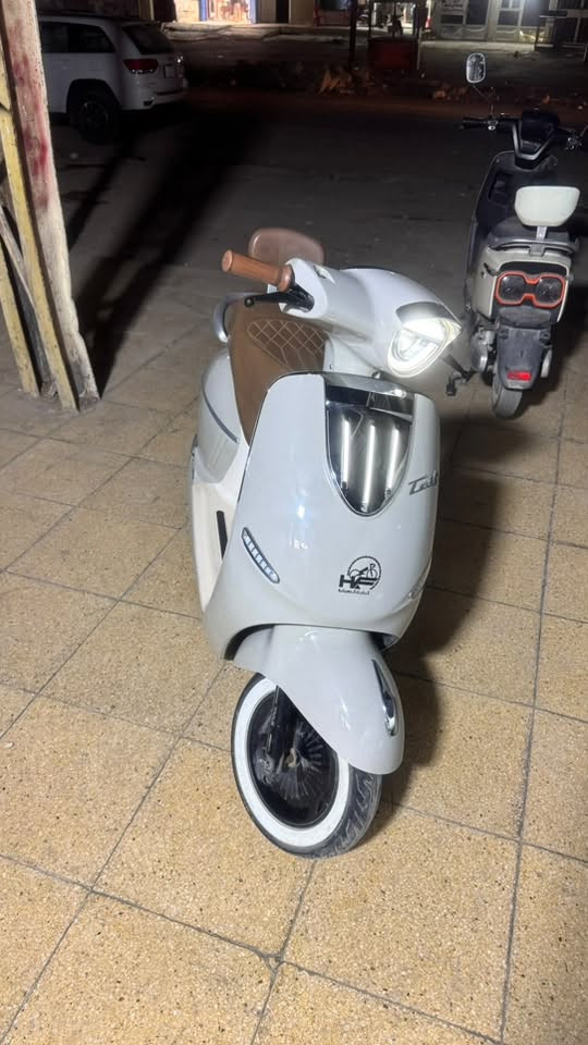السلام عليكم دراجه كلاسك المفقوده من السوق شحن من شركة تايلج
المواصفات 
ملف 1500 w
بطاريات 6 
امبير 26 كرافين شركة شلوي
بريك امامي خلفي دهن نظام عنبار
قياس التاير الامامي 3.00-10
الخلفي 3.50-10
تشغيل عن بعد سويج وبصمه 
السعر 900 
***********
