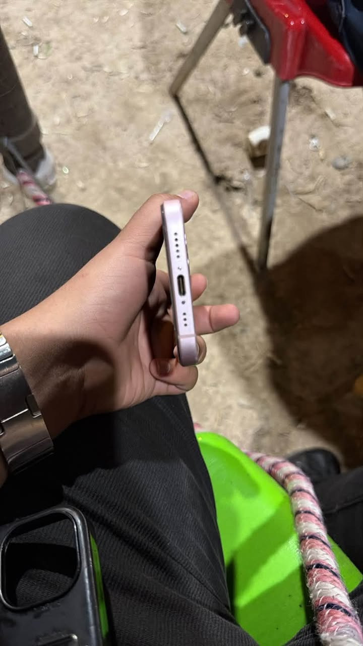 آيفون ١٥ • وردي • بطارية ٨٩