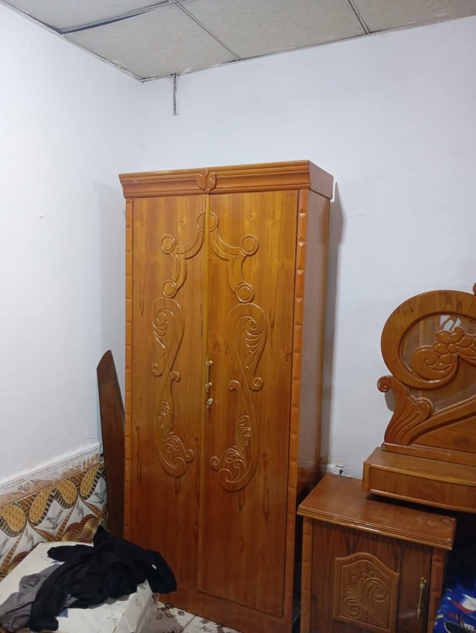 سلام عليكم غرفة نوم للبيع  مستعملة نضيفة استعمال اقل من سنة 
***********
