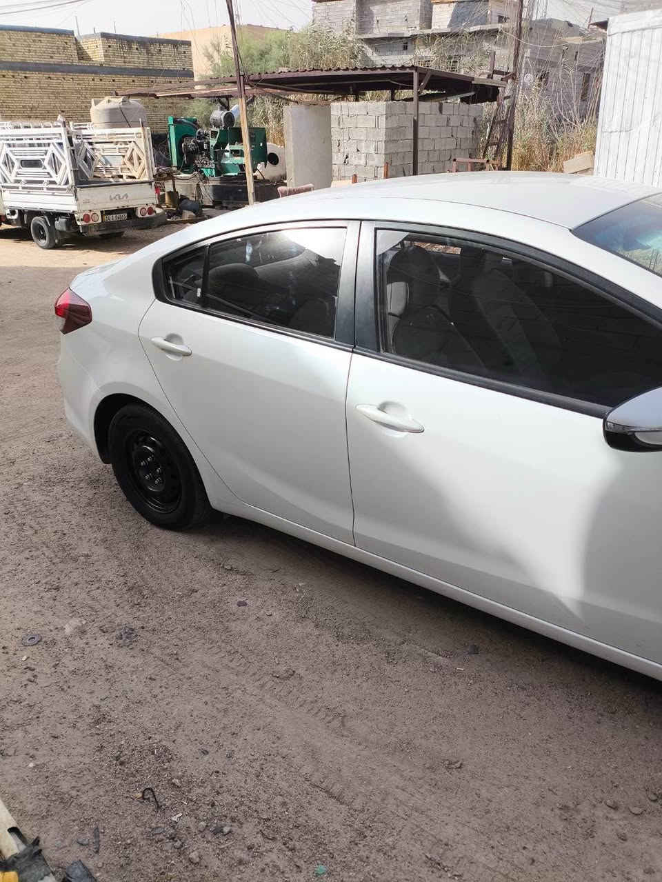 سيراتو مديل 2017 خليجي 
مكفوله كفالة عامة 
المواصفات نص مواصفات 
الشركة تريد تحويل رقم اربيل سيارة سنويه 2028 بشهر12 تخلص 

ماشية 88 الف 

محرك 1600محرك جديد ومكفول ومعروف قوي وانسى لدوانز سيارة جاهزة من كلشي
سيارة جاهزة وجديدة بدون اي نقص وكفالة كير مكينة وبدي كفالة عامة 
السعر المطلوب 135 وبيه مجال 
العنوان البصرة  حمدان 
***********
*********** البصرة, العراق
