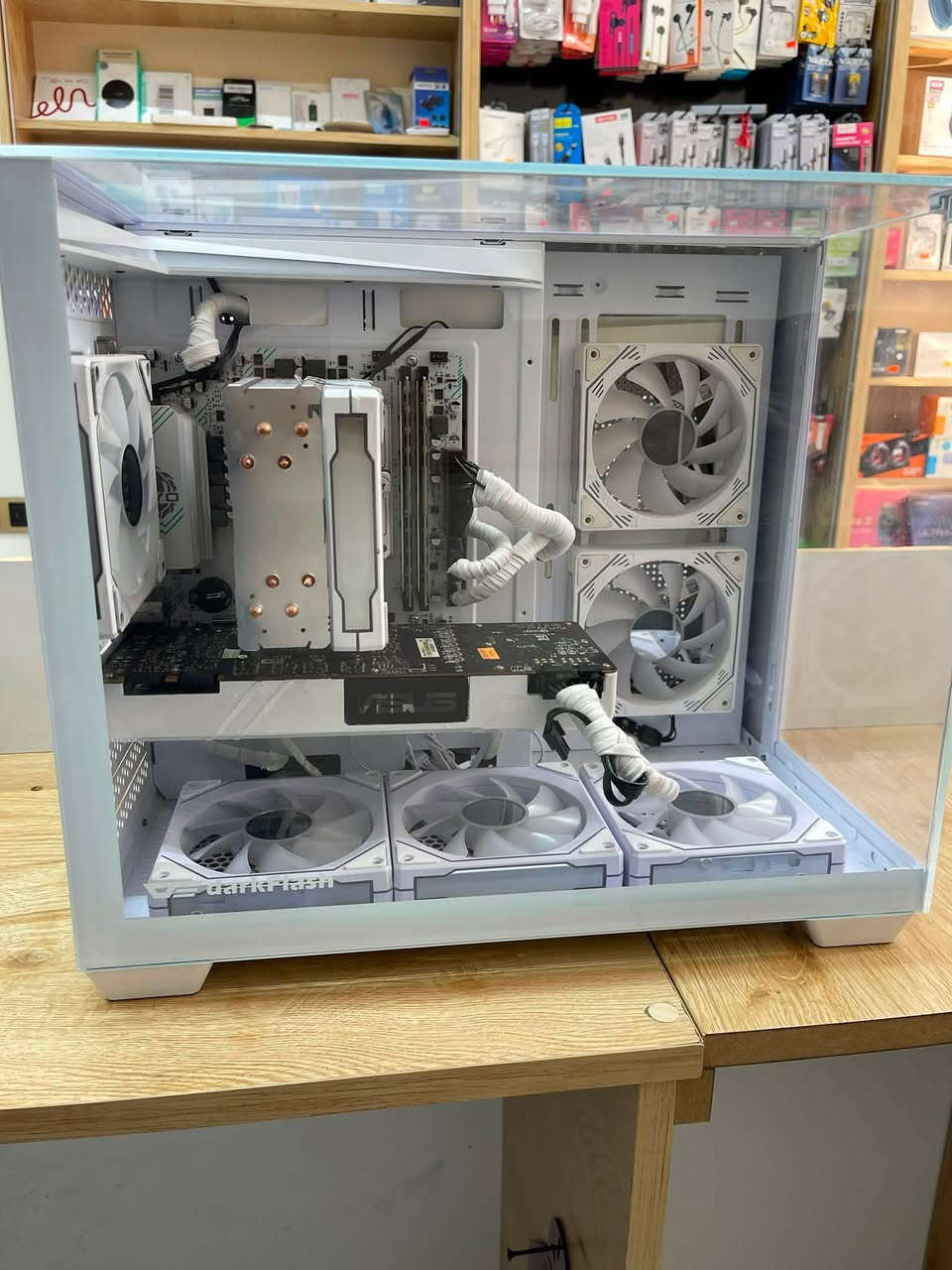 R5 3600
Ram : 16g 2400
Hard : ssd 128 
Hard :hdd 500
M.b b550
Gpu : 1080Ti 11G

***********
