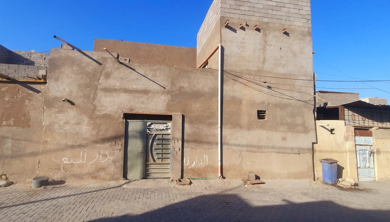 دار للبيع
الموقع - مدينة الصدر قطاع 80
مساحة الدار 100 متر مربع 
يحتوي على 5 غرف نوم الدار طابقين كامل خدمات 
ماء إنترنيت كهرباء مجاري الفرع مقرنص مثل ما واضح بالتصوير ..
الشراي يتصل وبي خير ويدلل 
للأستفسار الأتصال على الرقم ***********
