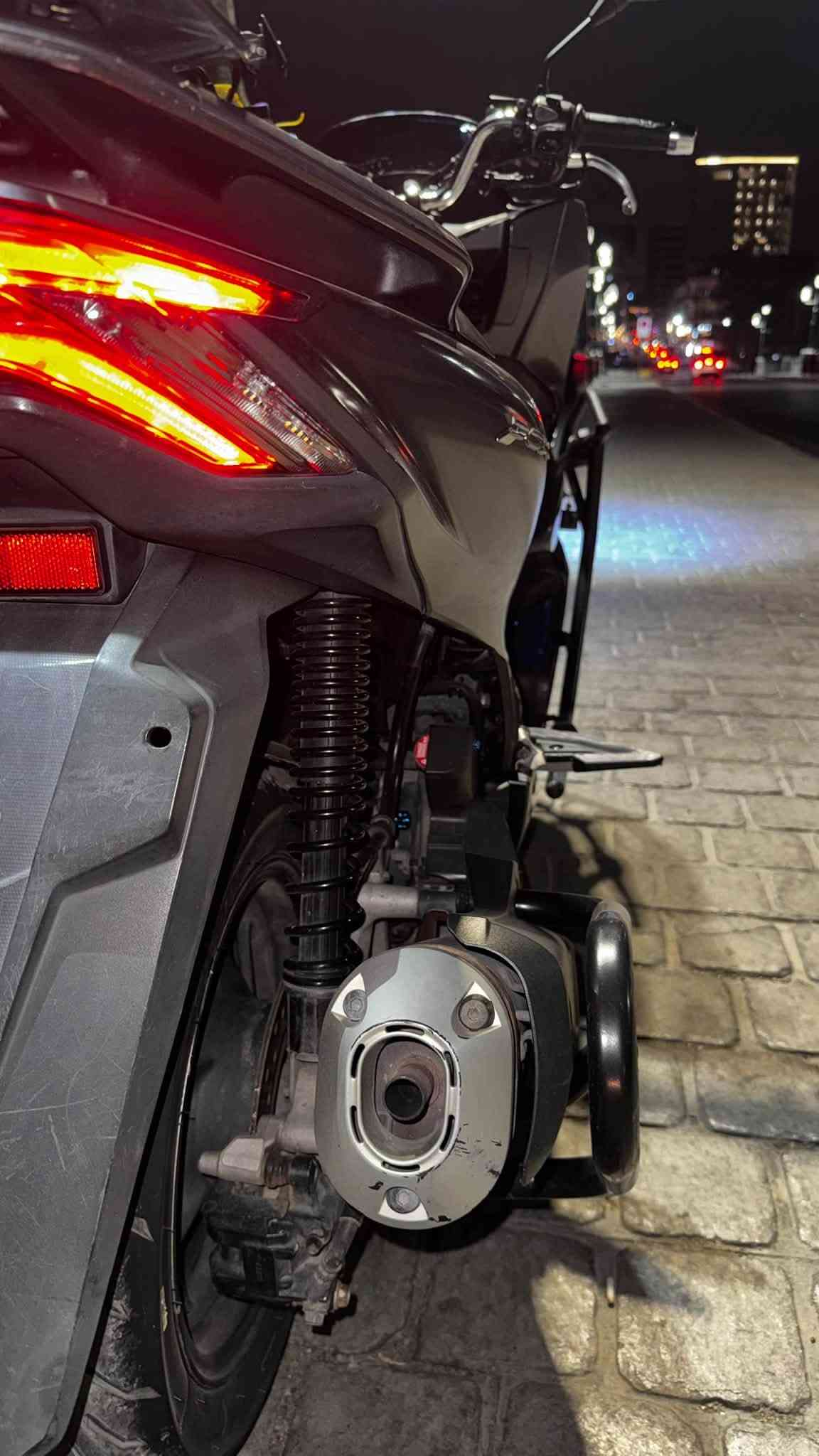السلام عليكم شباب
Pcx2022 بصمة كوري  

بحالة الوكالة شرط 

جيب 10 فيتريه وتعال افحص كلبي . 

لون فيلي مميز 

حجم المحرك 150cc

درع حماية للبجم امامي SS ودرع صالنصه 

بلوجكترات 

دواسات 

تزويد شغلات بسيطه موضحه بالصور براغي وكذا بالون الازرك .

بيها جادر حماية 

ستان موبايل اصلي 

تايرات مشلن بلاديات خلفي + امامي 

ستان حساس 

حساس ازدحام 

حساس اعطال T

نضام Abs

شاحنه تايبسي .

الدراجة كفالة عامه من كلشي 

سيبايه خلفيه 

تخابرني لتكلي شبيه مابيه تجي بعينك تشوف 

كفالة ع وضع معرض تجي وتشوف بنفسك 

بصمة عدد 1

اي ستفسار متواجد خاص او واتساب 

رقمي : *********** رصيد

*********** واتساببببب 

السعر 16 ورقه وبيهه مجال بسيط كلش …
