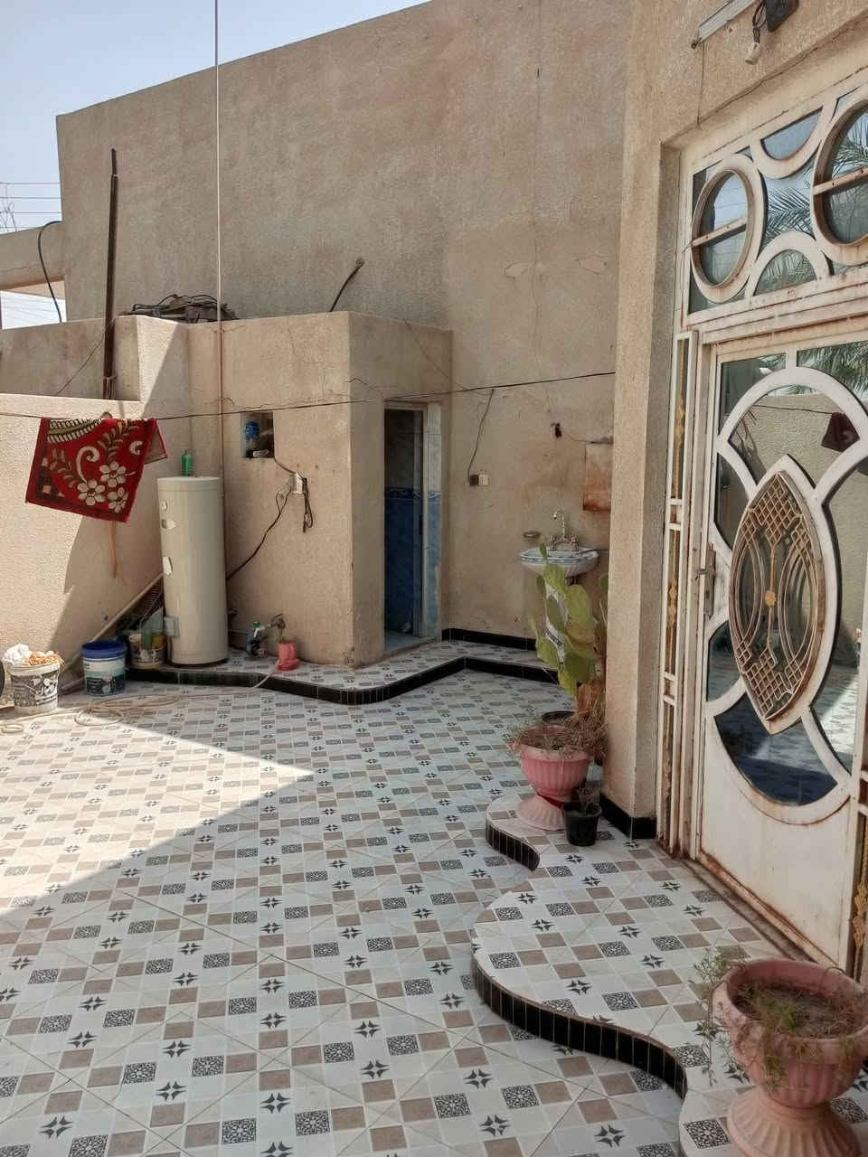 سلام عليكم 
بيت زراعي بالشوفه يم اول جسر المشات للبيع البناء 285 المساحه الكليه 450
4 غرف نوم 
2 صالتين 
دوانيه 13 متر 
مطبخ 
 3 حمامات داخليه وخارجيه 
1ممر 
ماء بدون ماطور كهرباء اباب البيت 
نخلات امحملات 
الصطح اشتايكر كله 
البيت نضيف ومرتب ماتصرف عليه ربع 
البيت يبعد عن الشارع العام 500 متره 

 
السعر 90 وبيه مجال للشراي 
***********
