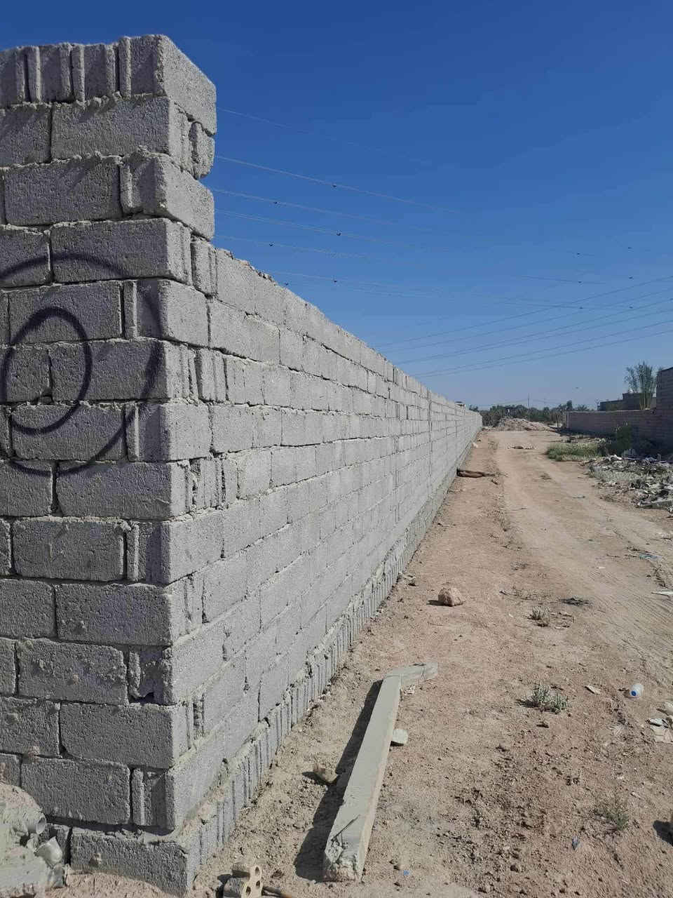 كاعد للبيت مساحه ٣ دوانم و٥٠٠ متر موقعها طريق كربلاء نجف طريق ياعلي عامود ١٦٤ تبعد عن شارع ١٥٠ متر بيها سياج بلوك مع باب نضام ٦ متر واجهة ٤٧ ونص نزال ١٨٥ للستفسار اتصل ***********
