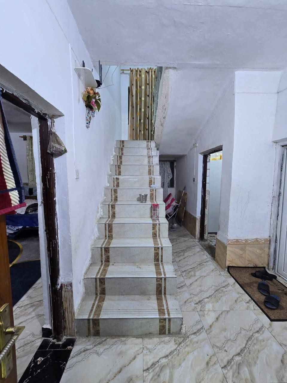 للبيع

بيت ٢٠٠م طابق ونص

بناء نظيف ترميم جديد

سعر ١٨٥ بيه مجال

يقع في حي العسكري

قرب مدرسة صناديد.

داخل فرع عرض ٨م

يحتوي طابق الأول على؛ غرفه وصاله ومطبخ وصحيات داخليه وخارجيه واستقبال وكراج سياره

طابق ثاني غرفتين وصحيات مع مخزن

حاليا فارغ جاهز للسكن

موبايل للاستفسار ***********

