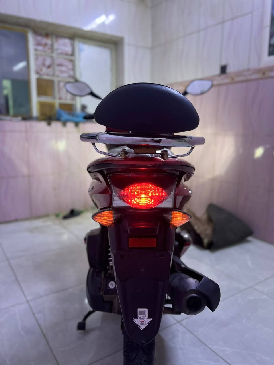 السلام عليكم دراجه pcx جيل الاول ياباني دراجه مكفوله كفاله عامه ماشيه (18الف)  مال رمبه حساس ازدحام حساس ستان لد أمام لد خلفي مكينه برغي ممفتوح بيه شلعه معدل فول مال جناي دراجه  جديده على ايدي الدراجه الرمبه 
#السعر (مليون 500)
#العنوان بغداد الكرخ 
#الأتصال على الرقم
*********** بغداد, العراق
