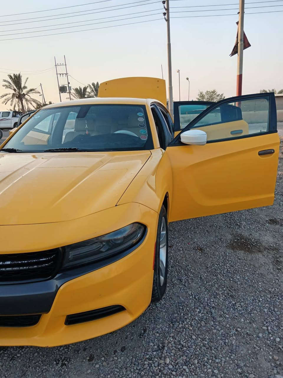 السلام عليكم جارجر وارد امريكي موديل 19 اصل رقم بغداد محرك 3600 بيها منضومه غاز تخم تاير منضومه تبريد جديده سياره جاهزه  صور الحادث بالمنشور وباب خلفي مبدل بالعراق السعر 200 وبيها مجال مكان السياره بصره قضاء المدينه ***********
