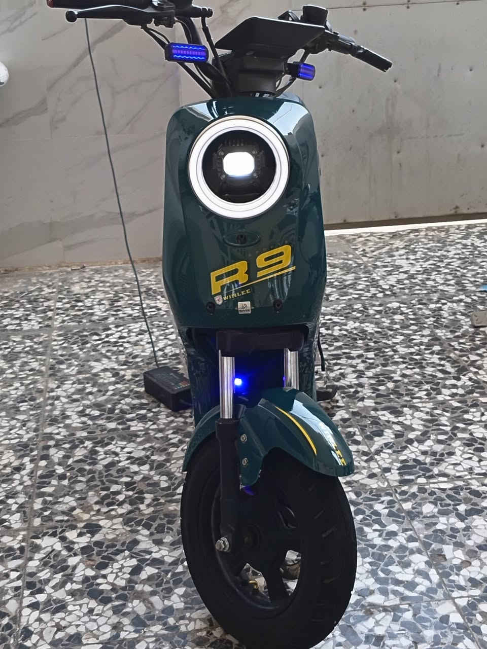 سلام عليكم دراجه شحن للبيع R9  السعر 350 وبيهه مجال العنوان واسط صويره التصال على الرقم ***********
