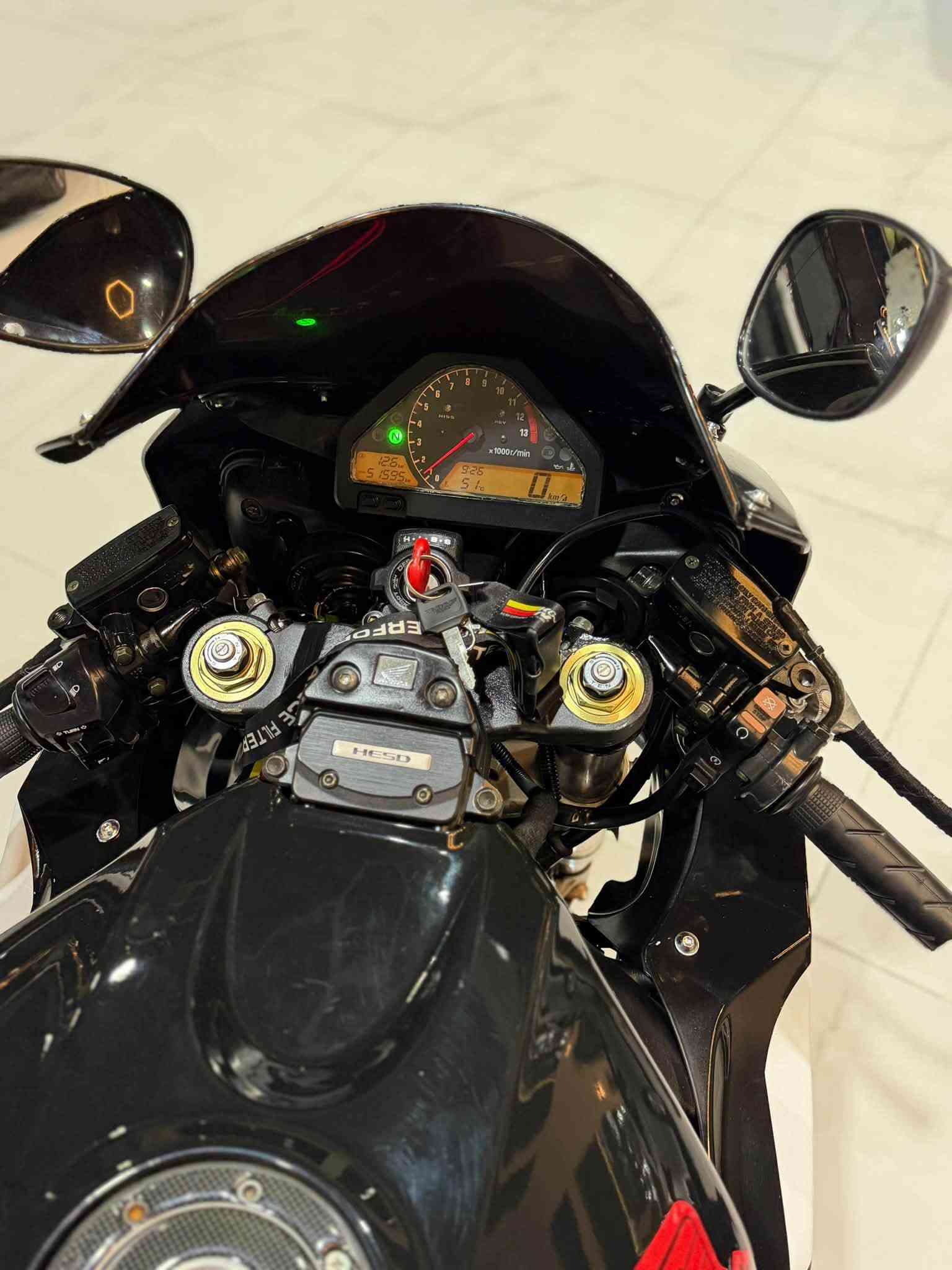 السلام عليكم cbr 1000RR للبيع موديل ٢٠٠٧ 
بيع سريع ماكو بهيجي هاي سعر او هاي نضافة 
سعت فقط ٢٩$ بيها مجال بسيط دراجة دخول جديدة ماشي ٥١ الف ماماشي بل عراق برمجة دراجة 
دبل مروحة بطارية كبير اكزوز اصلي 
كير محرك شرط برغي مامفتوع تاير امامي ل تاير خافي شرط بل كارتون دينار مسرف مابي دراجة ب اربيل شراي خابر تدلل *********** واتس اب بيها

