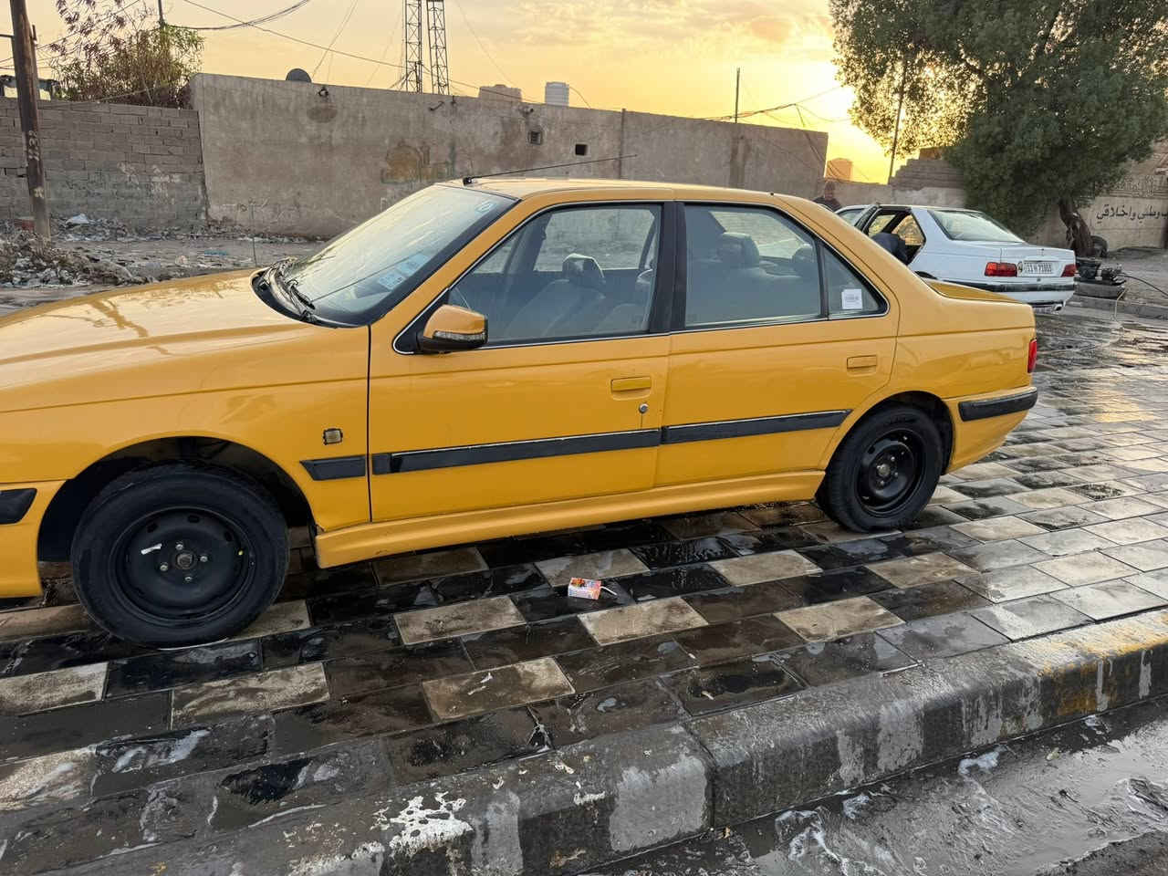 سلام عليكم عندي بيجو باص مديل ١٥مكفوله من صبغ وتبديل بيه شخوط وحداده شوه تعبانه السعر ٤٠ وبيه مجال قليل مكان بغداد سياره بسمي تصال ع رقم ***********

