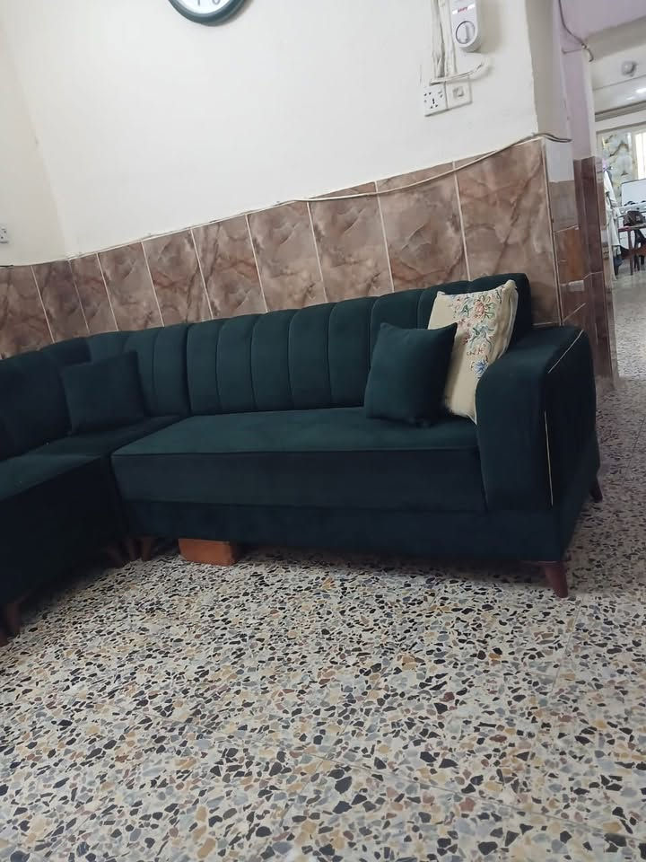 ديوان • ١٠ مقاعد • أرجل تحتاج تغيير