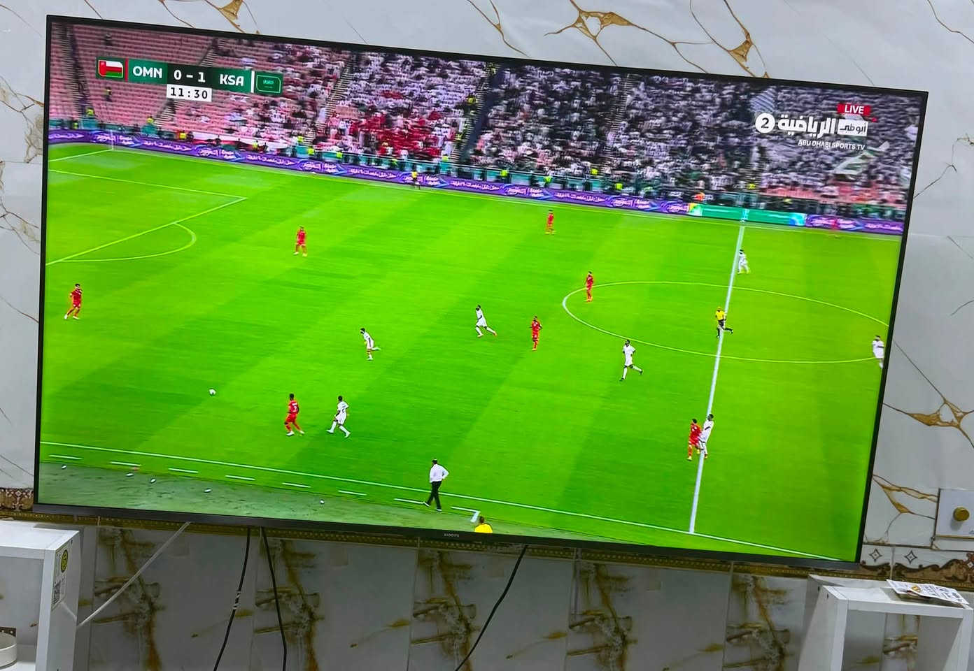 شاشه شاومي (A Pro 65) جديده انتاج ٢٠٢٦ مستخدمه ٥٧ يوم بعدها بالضمان ضمان لمده سنة
اشتريتها جديده ب٨٣٥ 
قيم بما يرضي الله 

هاي مواصفاتها 
للاستفسار  ***********

شاشة Xiaomi TV A Pro 65" 
1. الشاشة والعرض
• المقاس: 65 بوصة.
• الدقة: 4K Ultra HD (3840 \times 2160 بكسل).
• نوع اللوحة: QLED / LED إطار معدني نحيف جداً (Bezel-less).
•
• معدل التحديث مع تقنية MEMC لتنعيم حركة المشاهد السريعة، وتدعم 120Hz Game Booster (عند دقة 1080p).
• تقنيات الصورة: تدعم HDR10 و HLG و Dolby Vision / Filmmaker Mode.
2. النظام والأداء
• نظام التشغيل: Google TV (يدعم متجر تطبيقات Google Play وتطبيقات مثل Netflix, YouTube, Prime Video وغيرها).
• المعالج: Quad-core Cortex-A55 (رباعي النواة).
• المعالج الرسومي: Mali-G52.

