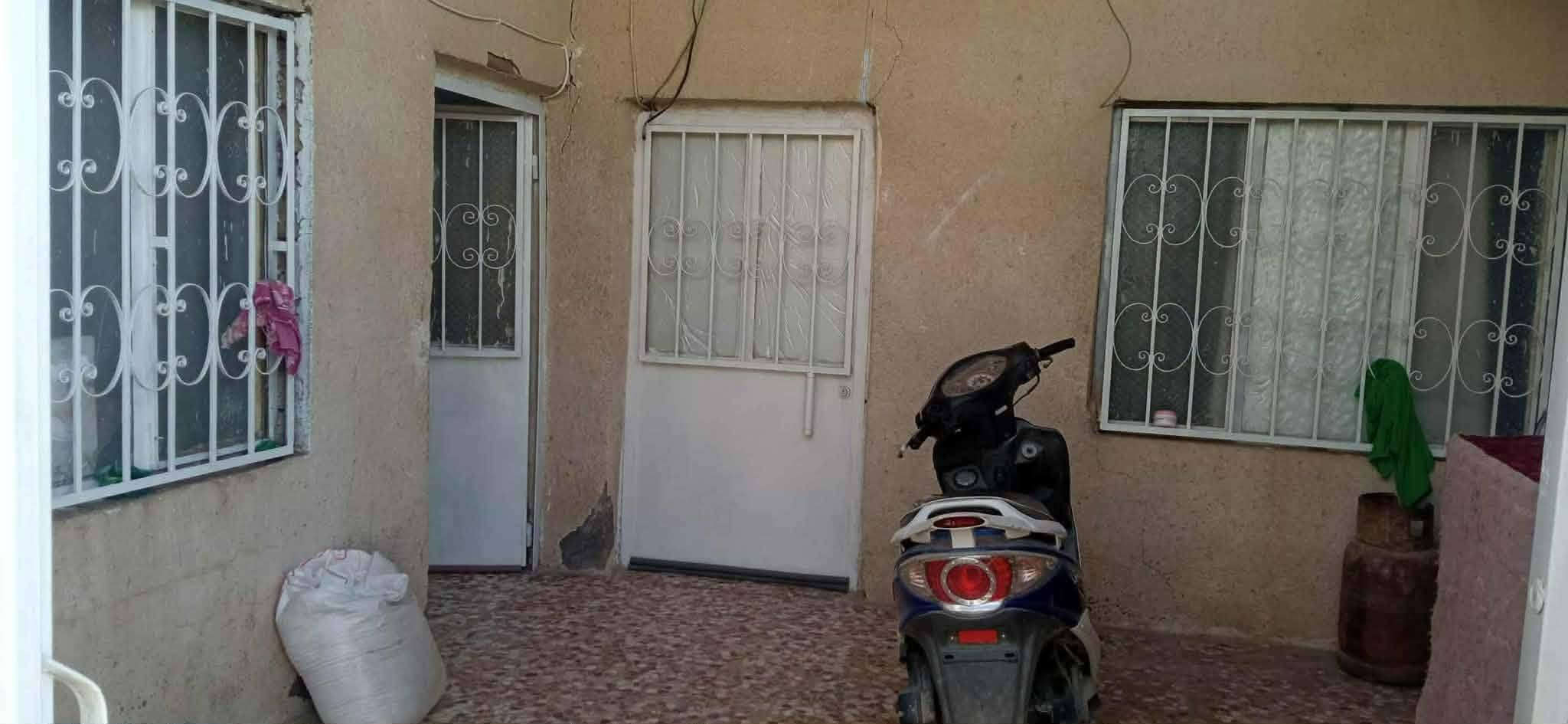 السلام عليكم بيت للبيع حله منطقة عنانه قرب مدرسة ثانوية الكرار
يتكون البيت من غرفة نوم واستقبال وكلدور ومطبخ وصحيات وطرمه مسقفه ومنور طابق واحد زراعي مكاتبه علما بأن المنطقة مفوضه بالطابو كافة الخدمات متوفره مساحة 170 م 

السعر 30 مع الغراض والغراض كلها جديده بي مجال أكثر استفسار اتصل بنا على الرقم ***********
