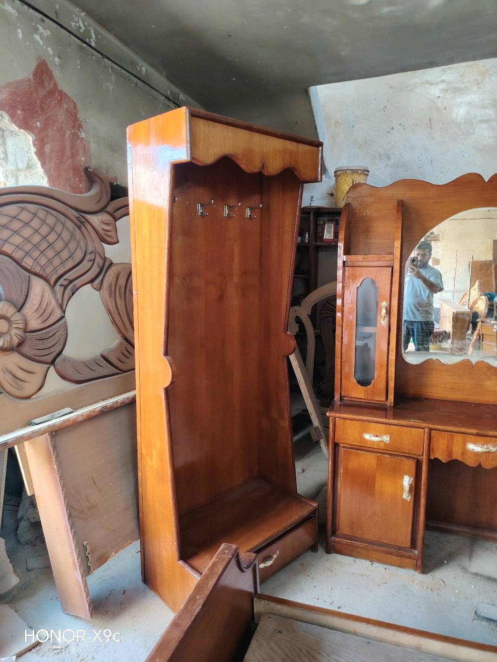 #للبيع 
غرفه حطاطه مكتبه السعر 425
غرفه حطاطه توج السعر 375
سرير طفل حطاطه السعر 50
جربايه نفرين السعر90

العنوان 
الأنبار ا_لرمادي _التأميم القادسيه الثانيه _مقابل مدرسة زين العابدين الأهليه_ مجاور حدادة البركه
اللتواصل 
***********
***********
شنو حالة كل قطعة بالضبط: جديدة لو مستعملة؟ وإذا بيها خدوش/كسر/ملاحظة بسيطة ذكروها حتى يكون الإعلان أوضح: 
غرفه حطاطه السعر 425

هل الأسعار لكل قطعة وحدها لو قابل للتفاوض؟ وهل التوصيل/التحميل مشمول لو لا؟: 
نعم
ممكن تذكرون المقاسات التقريبية لكل قطعة، خصوصاً الغرف والسرير؟: 
كل غرفه 4قطع
شنو المتوفر حالياً بالضبط: غرفه حطاطه مكتبة، غرفه حطاطه توج، سرير طفل حطاطه، وجرباية نفرين؟ وهل أكو أكثر من قطعة من نفس النوع؟: 
غرفتين وجربايه وسرير طفل وكنتور بابين 
هل الاستلام من موقعكم بالرمادي/التأميم لو ممكن التوصيل لمناطق ثانية؟: 
من موقعي 
