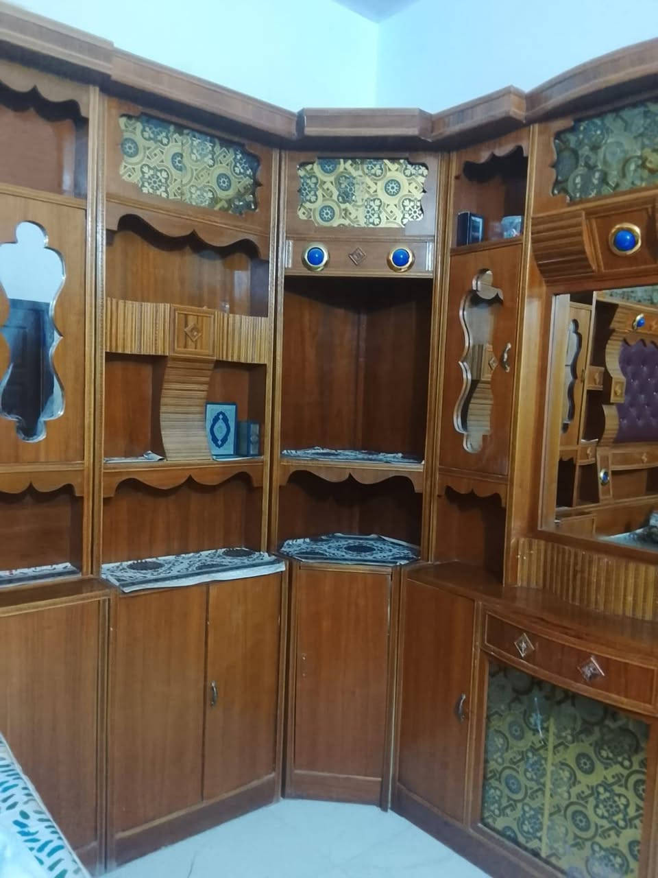غرفة اخشاب للبيع مستعملة سنة واحدة نظيفة اخت الجديدة السعر ٩٠٠ الف وبيها مجال للاتصال ***********
