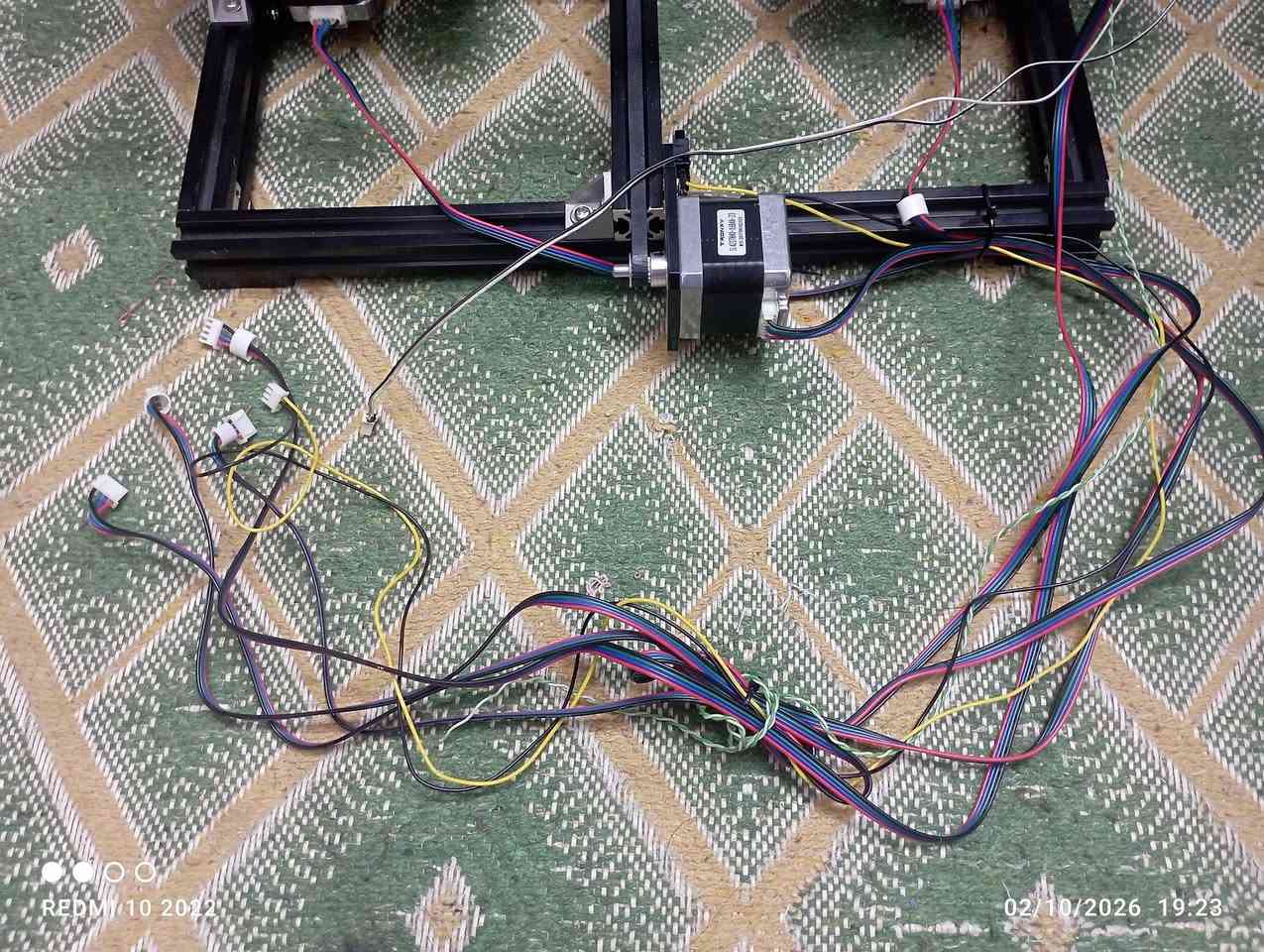 للبيع: هيكل CNC / طابعة 3D مجمع ومكتمل الميكانيك بالكامل 🔥
لكل أصحاب المشاريع وهواة الـ CNC والطابعات ثلاثية الأبعاد، هيكل متين ومضبوط ميكانيكياً، جاهز فوراً للتوصيل والتشغيل بدون دوخة التجميع!  

📐 القياسات والأبعاد:

حجم الهيكل الخارجي: 42 سم (طول) × 37 سم (عرض) × 45 سم (ارتفاع).

مساحة العمل (حركة المحاور تقريباً):

⬛ محور X: 30 سم

⬛ محور Y: 30 سم

⬛ محور Z: 30 سم

⚙️ المواصفات والمكونات الميكانيكية:

🔹 البروفايل: ألومنيوم أسود متين قياس 20×20 مم مع كافة قواعد وتوصيلات التثبيت.  

🔹 المحركات (Steppers): عدد (4) محركات أصلية من ماركة TRONXY موديل (SL42STH40-1684A-16 / NEMA 17) عالية الدقة والعزم.  

🔹 محور Z: حركة مزدوجة باستخدام براغي/أعمدة مسننة (Lead Screws) مخصصة لضمان أقصى درجات الدقة والنزول والصعود المتزن بدون أي اهتزاز.  

🔹 الحساسات: Limit Switches مثبتة على كافة المحاور (Endstops).  

🔹 التسليك: شبكة أسلاك كاملة وممدودة ومجهزة لكل المحركات والحساسات (فقط اربط بالبوردة).  

✨ ملاحظة: البيع للهيكل الميكانيكي والمحركات والأسلاك الموضحة بالصور فقط.  

💵 السعر: 100 ألف دينار عراقي (قابل للتفاوض للجادين)

📍 المكان: النجف الأشرف

📞 للتواصل والاستفسار:  ***********

نص مكتوب في الصور:
- REDMI 10 2022 02/10/2026 19:23
- REDMI 10 2022 02/10/2026, 19:23