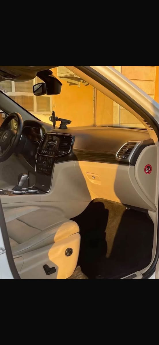 جيب خليجي 2019 لمتد بلاص وكالة ليث العبيدي 
ماشية 76 
كفاله عامة بيها شبر بالجاملغ الامامي فقط 
السيارة جديدة بمعنى الكلمة كلشي بيها على وضع الشركة 
السعر 245 بيها مجال بسيط 
عنوان بغداد العطيفية 
📞 ***********
