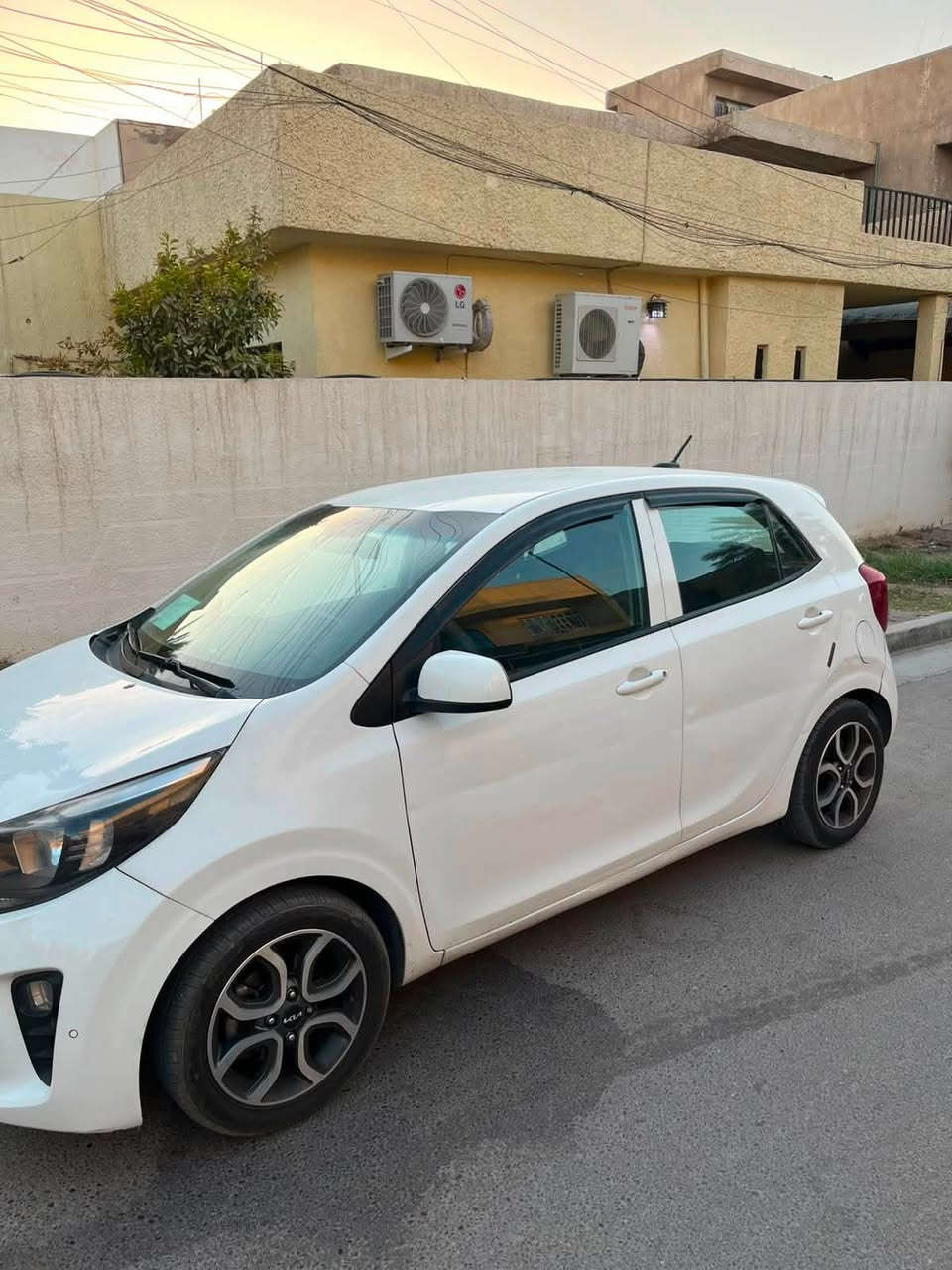 كيا بيكانتو موديل ٢٠٢٢ ماشة ٣٠ الف  وراد امريكي كلشي شغال بيها كير وميكنه نضيفات تبريد شغال كهربائيات كلها شغالة
هاي سونر السياره وتفاصيلها الطخات وره الصبغ مال بيت ونطخت هنا وهنا 
سعرها 88 بيها مجال قليل
مكانها الغزاليه
***********
سياره مومالتي اخوان اتصلو ع رقم
