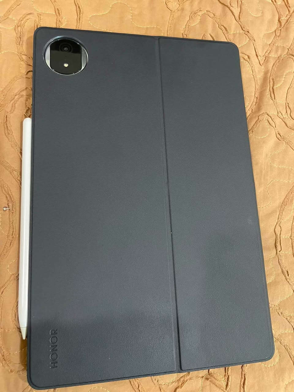 📱🔥 للبيع Honor MagicPad 2 🔥

جهاز HONOR MagicPad 2 بحالة ممتازة جداً ✨
نظيف جداً واستخدام خفيف، وكل ملحقاته موجودة ✅

🎮 قوة وأداء عالي للألعاب والاستخدام الثقيل
⚡ معالج Snapdragon 8s Gen 3 بتقنية 4nm
🚀 أداء قوي جداً بالألعاب، المونتاج وتعدد المهام
🎮 شاشة 144Hz تعطي سلاسة عالية بالألعاب والحركة

🖥️ المواصفات:
• شاشة 12.3 إنچ OLED
• دقة 3K – 3000×1920
• تحديث 144Hz
• سطوع يصل إلى 1600 nits
• أكثر من 1 مليار لون
• كثافة 290 PPI
• شاشة مريحة للعين
• 8 سماعات مع Spatial Audio 🔊
• بطارية ضخمة 10050mAh 🔋
• شحن سريع 66W ⚡
• نظام MagicOS
• نحافة 5.8mm
• وزن تقريباً 555g

📦 الملحقات كاملة:
✏️ قلم HONOR الأصلي
⌨️ كيبورد HONOR
📦 الكارتون الأصلي

💰 السعر: 750 ألف دينار فقط

📍 الموقع: بغداد – الدورة
  
     رقم الهاتف ***********

🔥 جهاز قوي جداً، شاشة خرافية، ومناسب للألعاب + الدراسة + العمل + الأفلام
