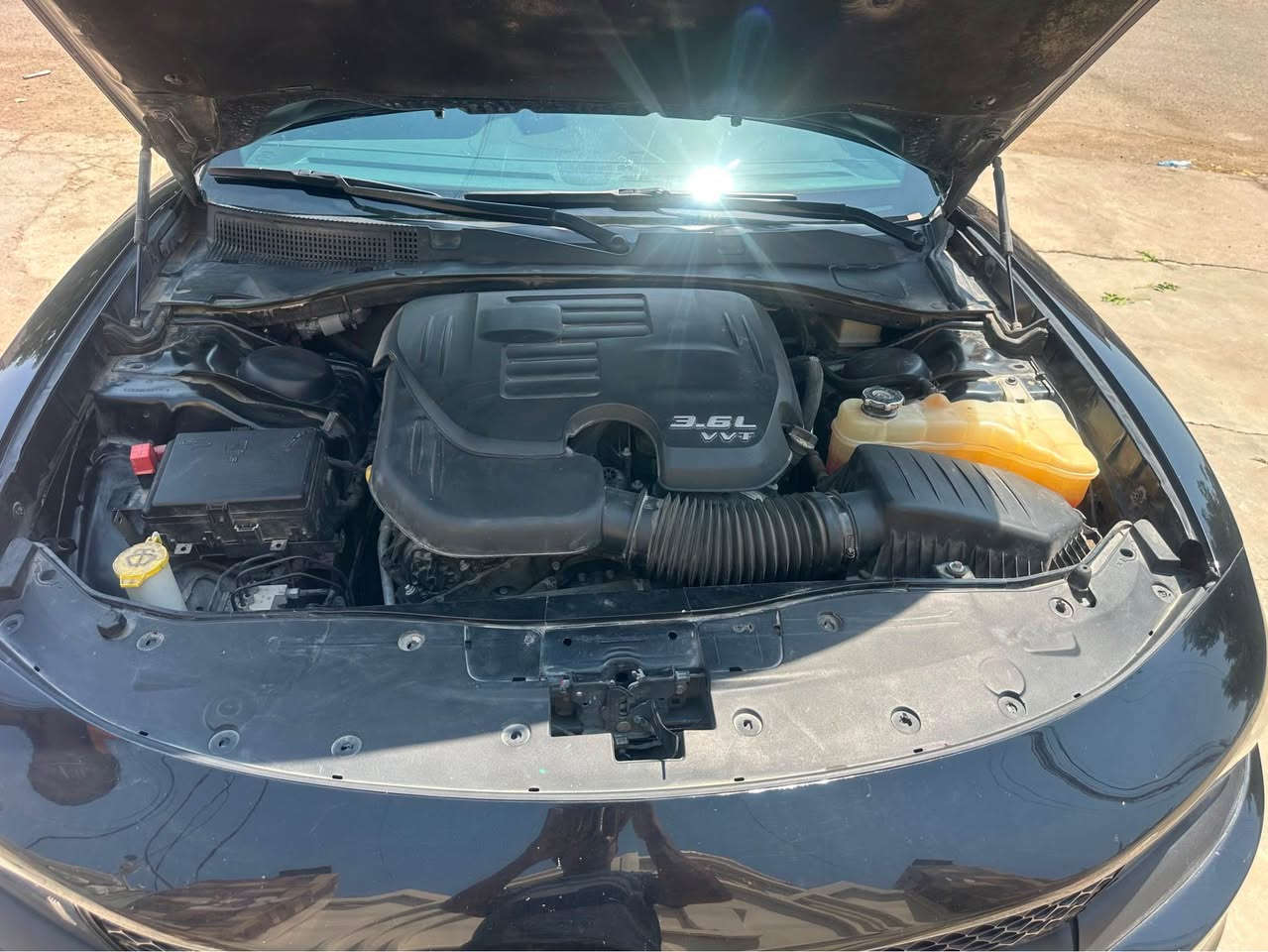 بسم الله الرحمن الرحيم 

  
للبيع نقداً فقط بدون اقساط 

Dodge Charger       SXT         2022 
دوج چارجر       SXT       ٢٠٢٢ 

محرك : V6      3.6 L 

ناقل الحركة : اوتوماتيك 8 سرعات

نظام الدفع : خلفي RWD 

بصمة دخول وتشغيل عن بعد ودخول ذكي بدون مفتاح 

شاشة 7 انج تدعم نظام(آبل كار بلاي) و (اندرويد اوتو) 

المنافذ : اربع منافذ ( USB ) 

كاميرا خلفية ونظام المساعدة على الركن الخلفي وحساسات خلفية 

التحكم بالثبات : نظام التحكم الإلكتروني بالاستقرار (ESC) ومانع انزلاق 

بريك : بريكات مانع للانغلاق (ABS) على الاربع تايرات 

الممشى : 50,000 mi ( قابل للزيادة ) 

وارد امريكي حادث قطعة وحده (الجاملغ الايسر) وحافة البنيد السيارة بدون ايرباگ ونظيفة جداً ما تحتاج مصرف دينار واحد 

الموقع : صلاح الدين ، قضاء بلد 

السعر : 21,500 دولار وبيها مجال بسيط 

الرقم : *********** سامراء, صلاح الدين
