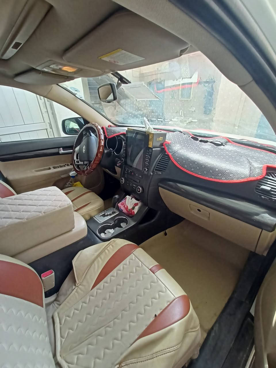 Kia Sorento
كيا سورنتو 2012  فول مواصفات 
بصمه 2 تشغيل +ابواب 
بانوراما 🧩 سقف داخل لونين 
شاشة تاب تبريد 2 قطعه كوري باي كوري
 بلا حادث او  صبغ بارد في مكانات بيها. 
محرك شرط كير شرط  رقم دهوك بسمي 
للاستفسار اكثر *********** 
السعر خاص
