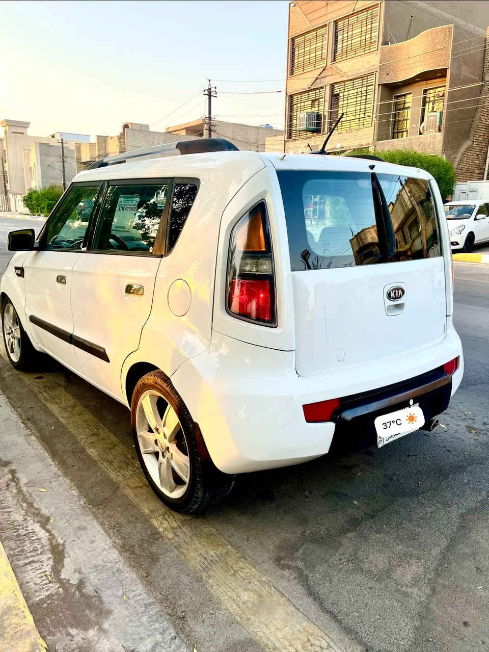 كيا صول امريكي موديل 2010 
حادثها جاملغ وباب بيها قطع صبغ ابيع حزام 
مكينه 2000 دوش 
كير AT
ماشيه ١٦٠ 
كير مكينه خير من الله 
فول مواصفات 
سلايت فتحه 
كشنات هيتر 
حساسات خلفيه 
فول تحكم ستيرن 
دمام بالدشبول 
لايت و بلوجكتور زنون 
لدات داخليه بالسماعات 
ويل كب كبير 
السعر بلاش وبالعافيه ٦٩ ورقه قفل 
السياره كلشي مناقصها 
تايرات و صدر ودسكات وباتري وتبريد كله جديد 
رقم بغداد مشروع وطني بسمي 
مكاني بغداد ***********

نص مكتوب في الصور:
- 37°C