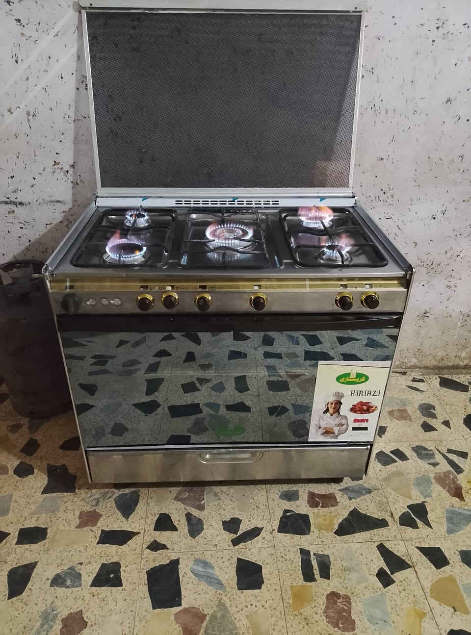 الكاونتر الاحمر مترين ونص والسنك متر ونص سعره 450 تسكام تكمه كاونتر البيجي 275 طباخ كرياز المصري 225 طباخ يونفرينسال مصري 190 طباخ اربع عيون 130 الثلاجه ب 150 والمجمده ب 140 اسعار بيها مجال بسيط مكان بغداد يوجد توصيل كروه داخل بغداد التواصل خاص او على الواتساب ***********
