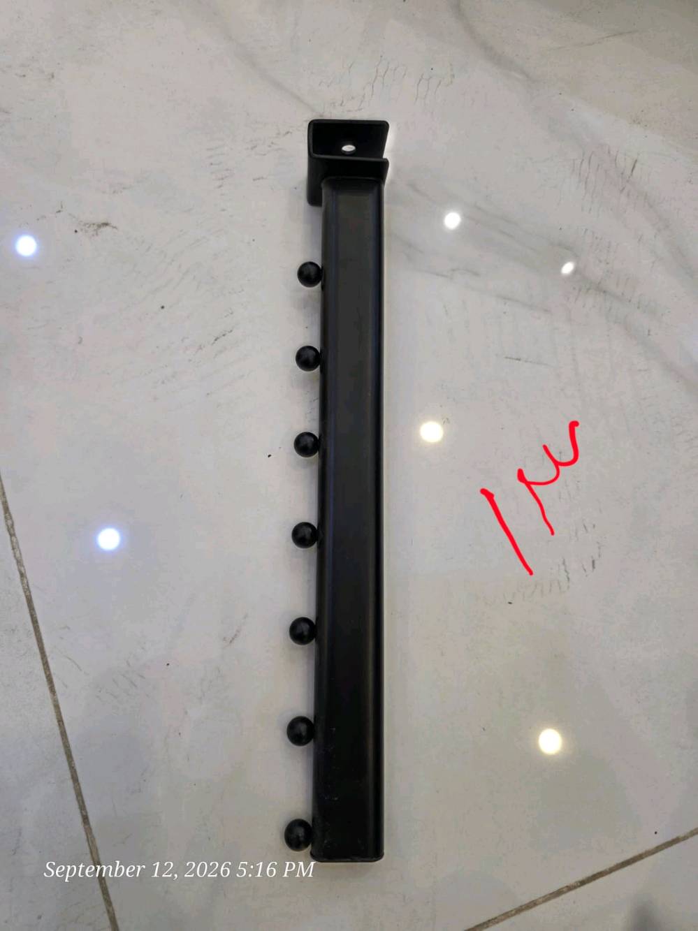 ديكورات محلات تجارية للبيع مستعمل نظيف جدا 
( تعلاقات ، شوكات، رفوف وسكك 
العدد المتوفر مكتوب في كل صورة
للتواصل والسعر *********** واتس اب