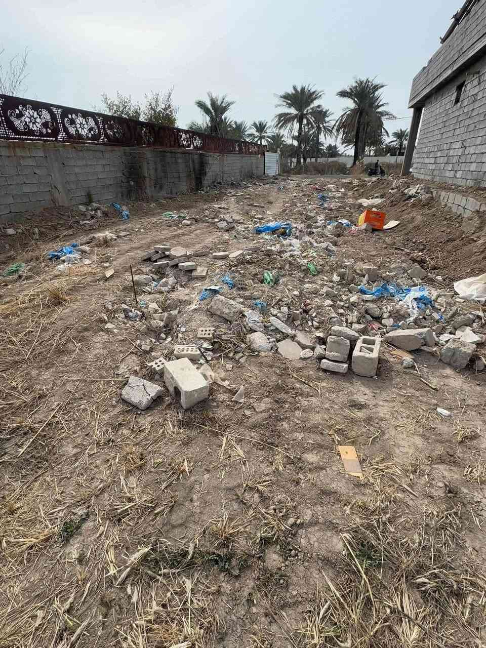 قطعه ارض للبيع مساحه 300 متر واجه 10 ونزال 30 الموقع الدوره هورجب قرب السريع الجديد يتوفر كامل خدمات كهرباء مي تبليط الاستفسار اتصل على رقم ***********

