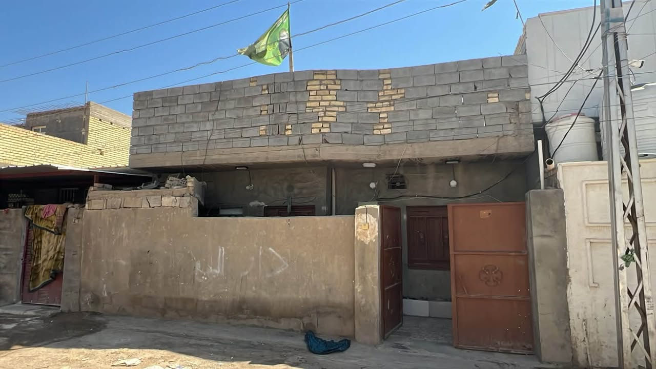 اعلان بيت سند زراعي 25 للبيع حي الاسره الزراعي شارع العلويه اللي مقابل ماركت بيت سياب  مساحه 150 متر بناء بلوك وسقف البيتونه ساندويتش يحتوي على غرفتين نوم وصاله واستقبال ومطبخ اللي يرغب بالشراء يتصل على الارقام التاليه *********** السعر 65 وبي مجال اللي يحب يتصل وبالخدمه
