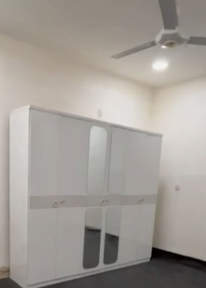 السلام عليكم غراضة مستعملة للبيع
1- جرابي 4 جديدة للبيع 
2 تخم قنفات تسكام درجة اولى
3 طباخ مصري درجة اولى جديد ما مستعمل
4 كاونترات ثنين مع سنك تسكام نضيفات للبيع
5 كنور تركي درجة اولى 
 للأستفسار 
***********

