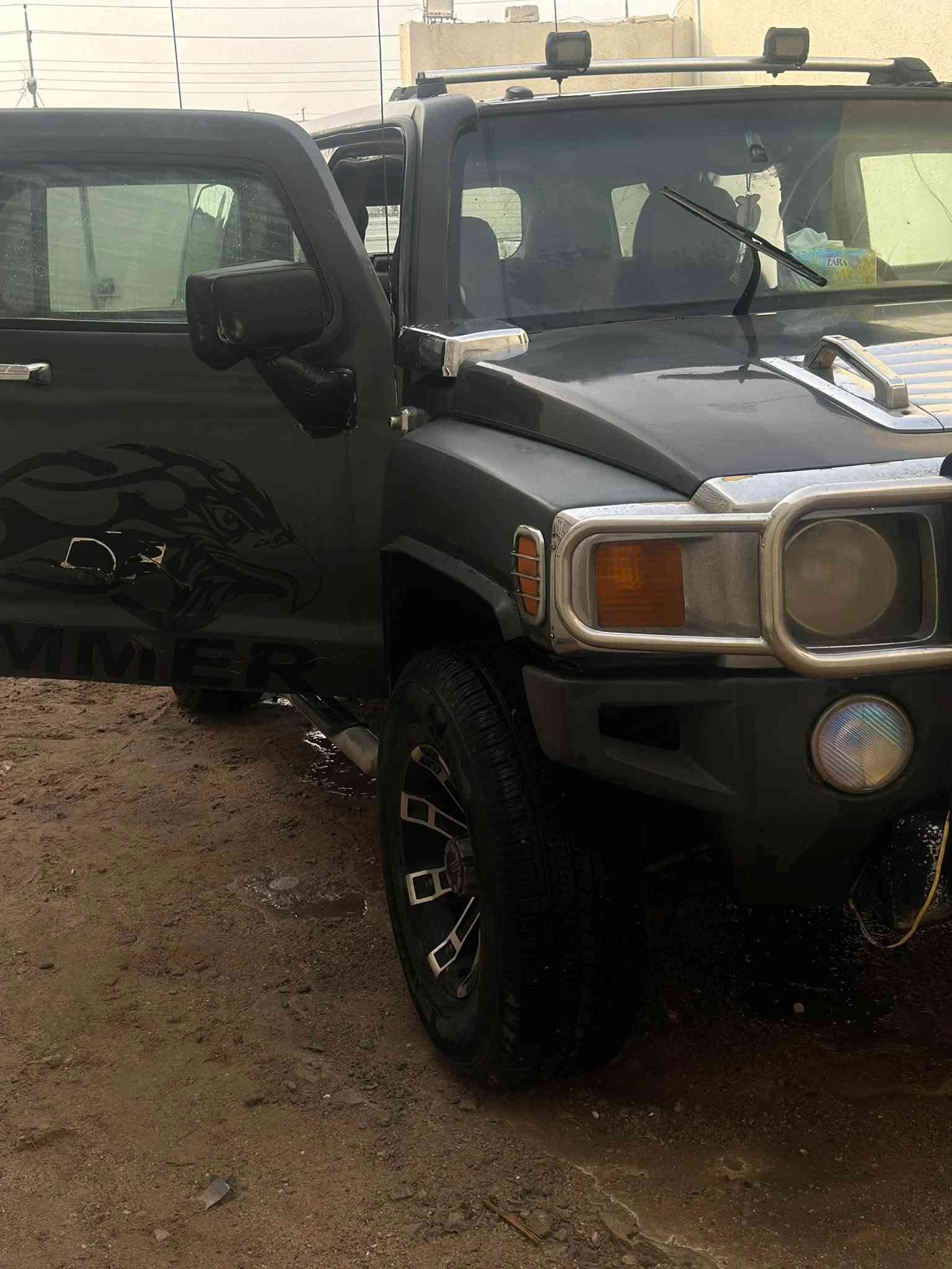 همر H3 2008 (البصرة - الزبير) جميع التفاصيل سوف اذكرها في المنشور ارجو من الجميع قراءة التفاصيل قبل الاتصال لتواصل معي على الرقم (***********) يوجد واتساب على هذا الرقم جاهز لرد باي وقت واهلا وسهلا بالجميع 
  📍التفاصيل 
1. سنة الصنع 2008
2. مواصفات اقليمية مواصفات امريكية 
3. نوع ناقل الحركة اوتوماتيك
4. نوم الوقود بانزين 
5. اللون اسمنتي
6. مواصفات داخلية (مكيف - زجاج كهربائي - مقاعد جلد - تحكم مقاعد كهربائي - كاميرا خلفية دوارة مع الاستيرن - بلوتوث - شاشة وسائط - شاشة لمس - مدخل AUX/USB - مشغل اسطوانات - اكياس هوائية)
7. مواصفات خارجية ( انوار نهارية - مصابيح خارجية )
8. الحالة مستعملة 
9. الصبغ الاصلي 
10. ضربة في الباب بصفحة السائق
11. السيارة تم تحويرها الى كير ومكينه الفينيه 8 سلندر.(5300)
سعرها 75 ورقه وبيه مجال للشراي 
لتواصل على الرقم التالي  (***********) او المراسلة على الواتساب.
