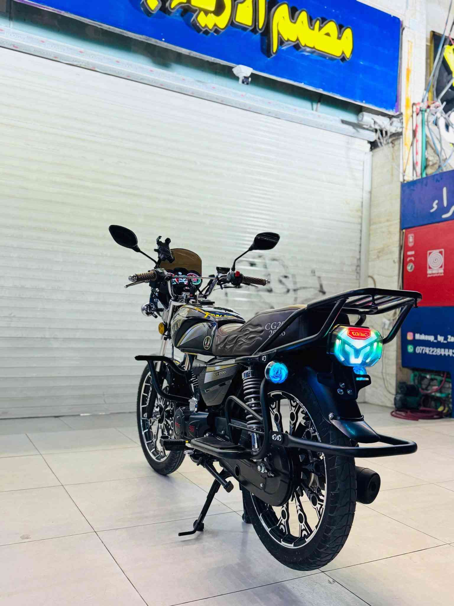 السلام عليكم دراجة سونك ان ماكس سكنر موديل 2026 محرك 200cc جواكيج مواصفاتها تشغيل عن بعد وجهاز إنذار وسماعة بلاتوث اخذتها زيرو بشهر الخامس دراجة مكفولة من كلشي كهربائيات ومكينة بعدهي شركة سعرها 950 وبيها مجال حك الجية رقمي واتساب واتصال *********** مكاني الزعفرانية.

نص مكتوب في الصور:
- Makeup_by_Za
- ***********
