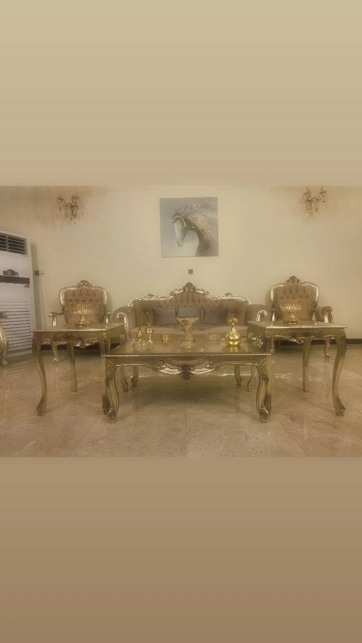 للبيع 
اثاث صالة كامل
تخم ١٢ مقعد نظيف بجودة عالية جداً
مع الطبلات والبردة والثريات 
لمعرفة السعر التواصل واتس اب على :
***********
