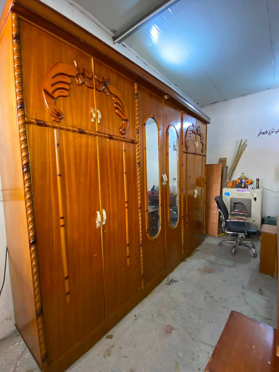 السلام وعليكم متوفر غرفه مستعمله نضافتنه ٩٠بل ميه مكاني بغداد ابو غريب متوفر توصيل داخل بغدادالسعر ٤٥٠ 
***********

