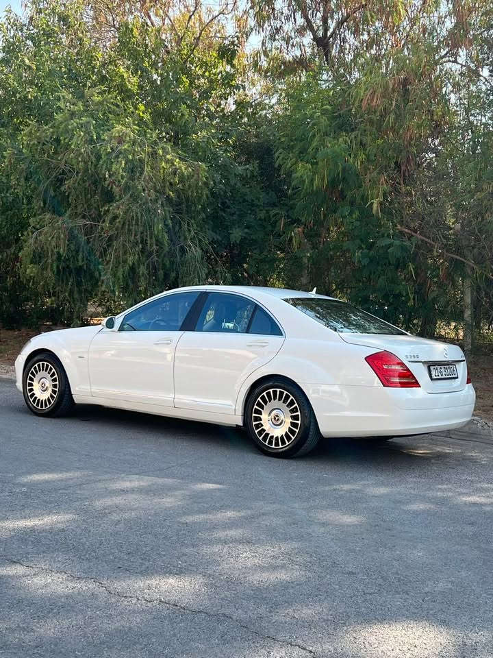السلام عليكم.
مارسدس S350 اس كلاس محرك مرغوب سته سلندر  2008
السياره. كير محرك صدر  كله كفاله عامله  
السياره مصروف عليها و  بل حقيقه احلى من الصور بهواي 
مواصفاتها هيه رائاسي بعد 
كشنات جلد  تدفئه تبريد  تحكمات كهرباء 
تبريد ثلج 
حساسات امامي خلفي و كامره و بيها ميزه الركن التلقائي  
منضومه زنون 
سماعات منضومه اصليه  و دمامات 
السياره جكات تصعد تنزل و متحس بل طسات 
السياره تايرات جدد و وياله ميباخ اصلي نصبتها احلى من خواتها 
٣قطع تبريد و شاشه تحكم ماوس  و كلشي بل شاشه تتحكم بيها السياره نضيفه  و مابيها نقص  
 بيها صبغ مكانات ٥ قطع  اثر طخات و شخوط  السياره بدون حادث  
  للتواصل ***********  خابرني و اتدلل  مكان السياره اليرموك
