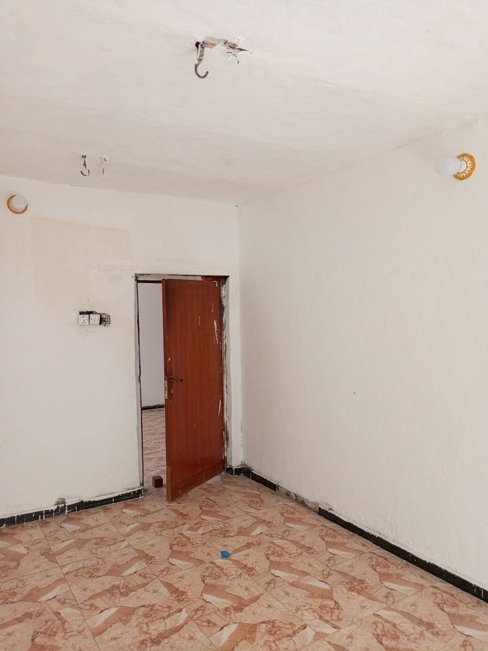 🏡 للبيع بيت سكني بمساحة 200م² 🏡

بيت مرتب ومناسب للسكن، يتكون من:
🛏️ غرفتين نوم
🍳 مطبخ
🛋️ استقبال
🛋️ صالة
🚿 خدمات

📐 المساحة: 200 متر
✨ موقع مناسب حي الشهداء  مقابيل ساحه قرب بوابه الغراف فرع حسينيه اهل البيت 
💰 السعر: تواصل عل هذا الرقم
📞 للاستفسار والتواصل:***********
