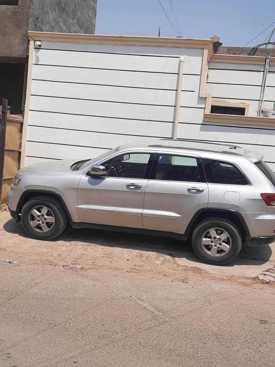 السلام عليكم جيب ٢٠١١ ماشيه ٣٢٦ داخله كلين وصار بيها حادث بل عراق جاملغ وبنيد بدون دواخل. السياره باسمي رقم بغداد ممتواجد خاص السعر ١٤٠ الاتصال /***********
