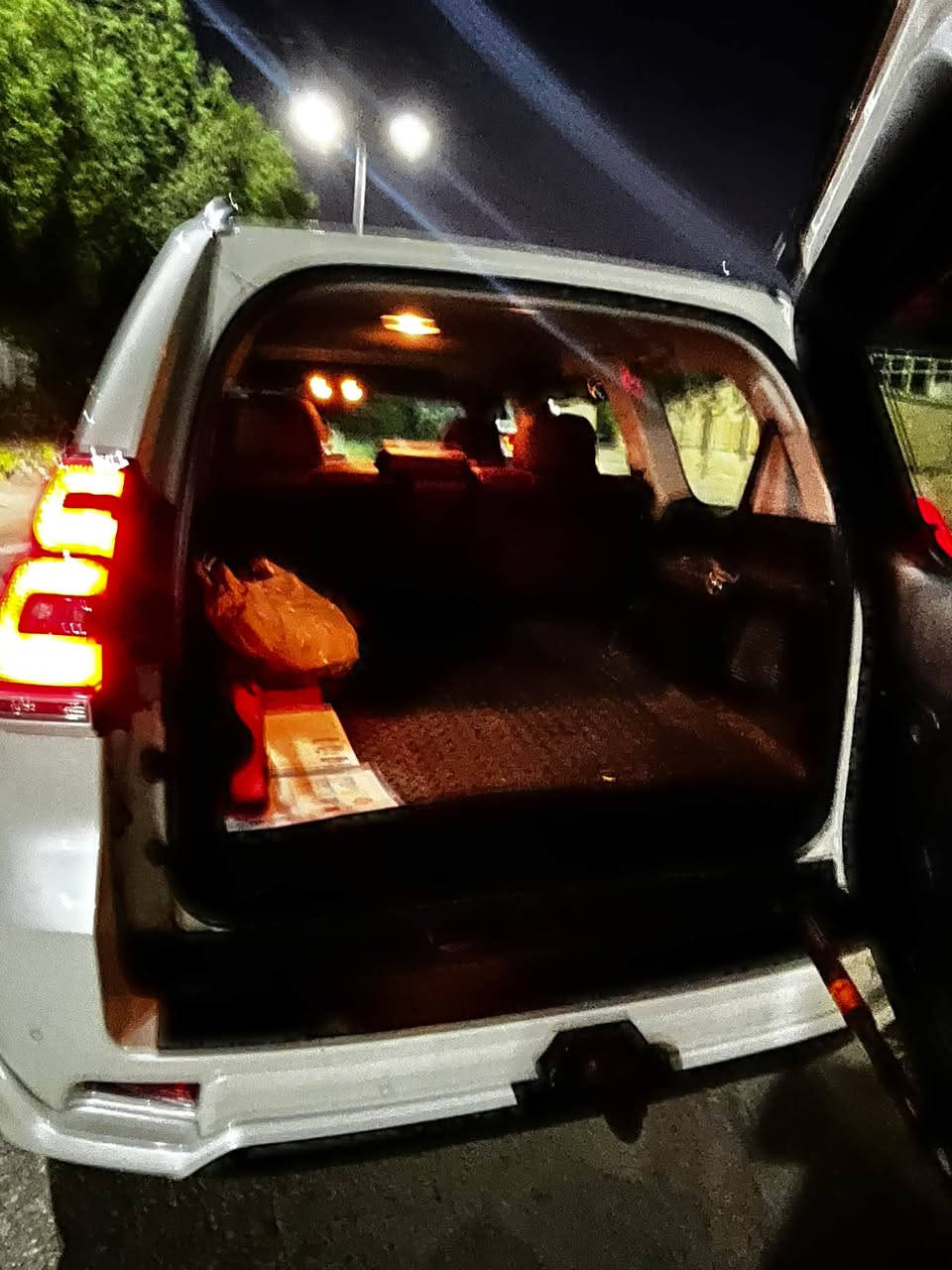 السلام عليكم برادو موديل ٢٠٢٢ وكاله شركه ساز TX ماشيه ٦٦ الف بعدها بالضمان على ايدي من الشركه السياره بيها تبديل ثلاث بوب نفس اللون من شركه ساز بدون صبغ ودواخل وبيها تصليح pdr قليل بالجاملغ الخلفي مال سايق السياره نضيفه كلش استخدام شخصي للاتصال رقم صاحب السياره *********** مكلف بالنشر مكان السياره كربلاء السعر 350 ورقه وبيها مجال قليل

