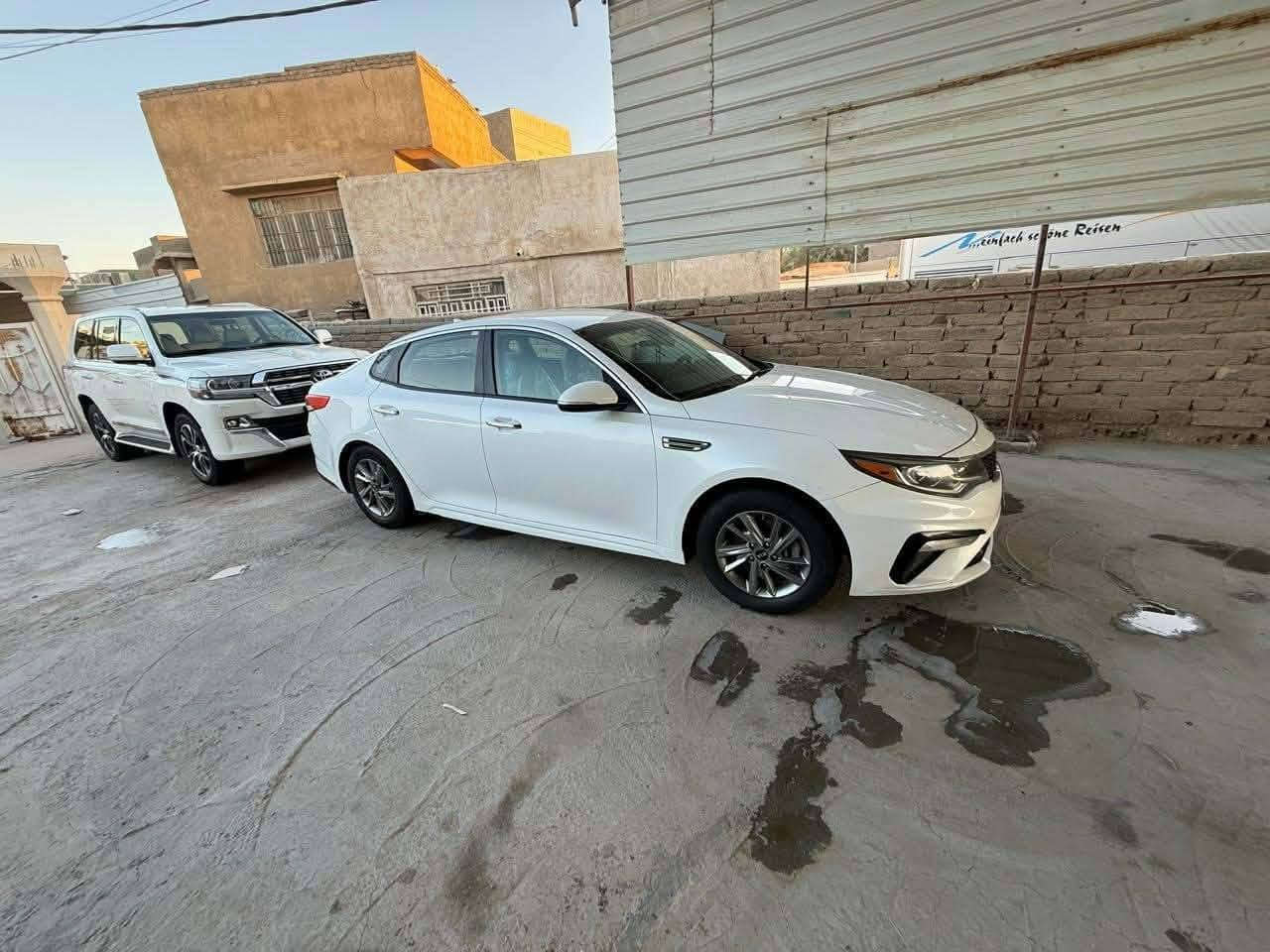 كيا اوبتما  فئه FE وارد امريكي موديل 2019
حلوة مواصفات 
المحرك: 2.4 GDI
تثبيت مسار وتنبيه مغادرة المسار
شاشة كبيرة
 نقاط عمياء
 حساسات خلفية
 كاميرا خلفية
٣ وضعيات قيادة
 لد نهاري
 اشاير بمري 
 تحكمات ستيرن ومثبت سرعة
ماشية 110،000 ميل
الضرر:  واضح كدامك بصور مع سونار 
 السيارة جاهزة ما بيها اي نقص وافحص وين ما يعجبك، 
السعر : 135
مكان السيارة: الحله الطهمازيه 
*********** حلة, بابل
