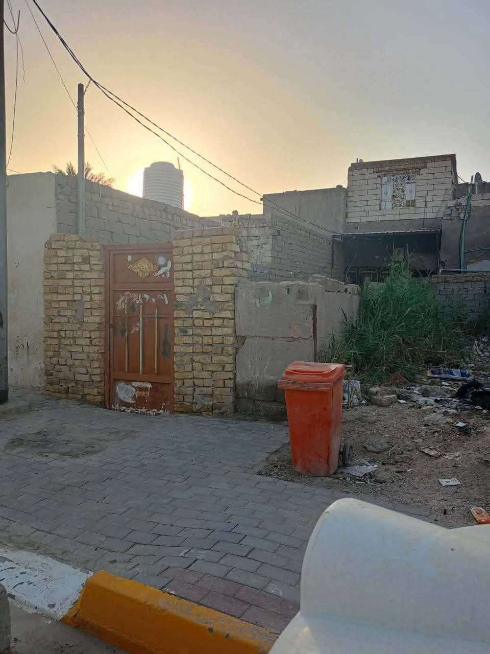 � بيت للبيع في الناصريه 
، يقع في منطقة الزعيلات صوب الشامية، بالقرب من طريق يا حسين ويبعد عنه حوالي 200م ، كما يقع بالقرب من مجسر الإسكان.

مواصفات البيت:  مساحه 130م 

* ✅ جميع الخدمات متوفرة: ماء، كهرباء، مجاري.
* ✅ المنطقة مخدومة بالكامل: تبليط، أرصفة، مدارس، وأسواق.
* ✅ يتكون من:
    * غرفتين نوم كبيرتين.
    * صالة.
    * ديوانية.
    * مطبخ.
    * حمام داخلي وآخر خارجي
البيت جاهز للسكن بالكامل،
💰 السعر:58 مليون دينار، قابل للتفاوض.
استفسار خاص أو اتصال عله رقم 
 ***********
