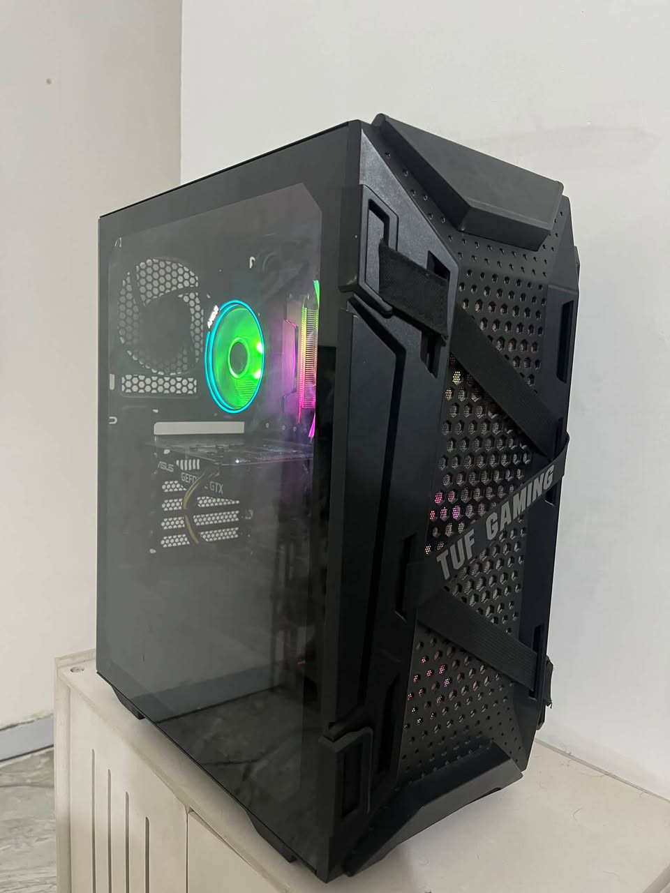 السلام عليكم 
CPU: AMD Ryzen 7 2700X

* Motherboard: ASUS TUF B450-PLUS GAMING

* GPU: ASUS Phoenix GTX 1660 OC 6GB

* RAM: 16GB DDR4 3200MHz OLOy WarHawk RGB (8×2)

* SSD: Transcend SATA 120GB

* HDD: Toshiba 1TB 7200RPM

* PSU: FSP HEXA PLUS 500W

* Case: ASUS TUF GT301
600 الف مع التوصيل وبيها مجال
***********

