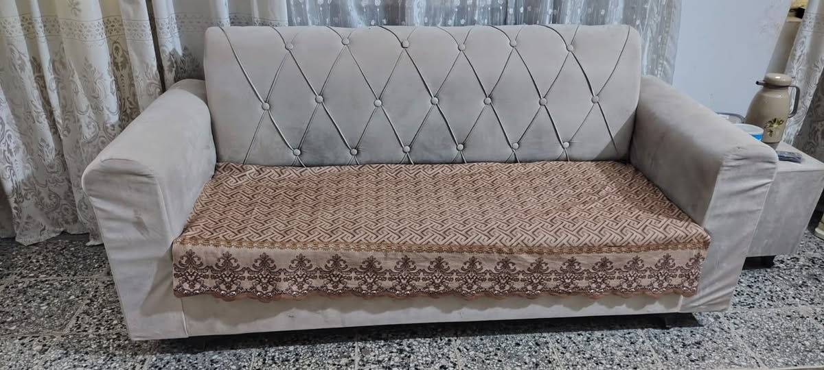 تخم قنفات نضيف مابي اي ضرر 8 مقاعد مع 4 كوشات وطبله وسطية ب240 وبي مجال بسيط
مكاني بغداد الشعب ***********
