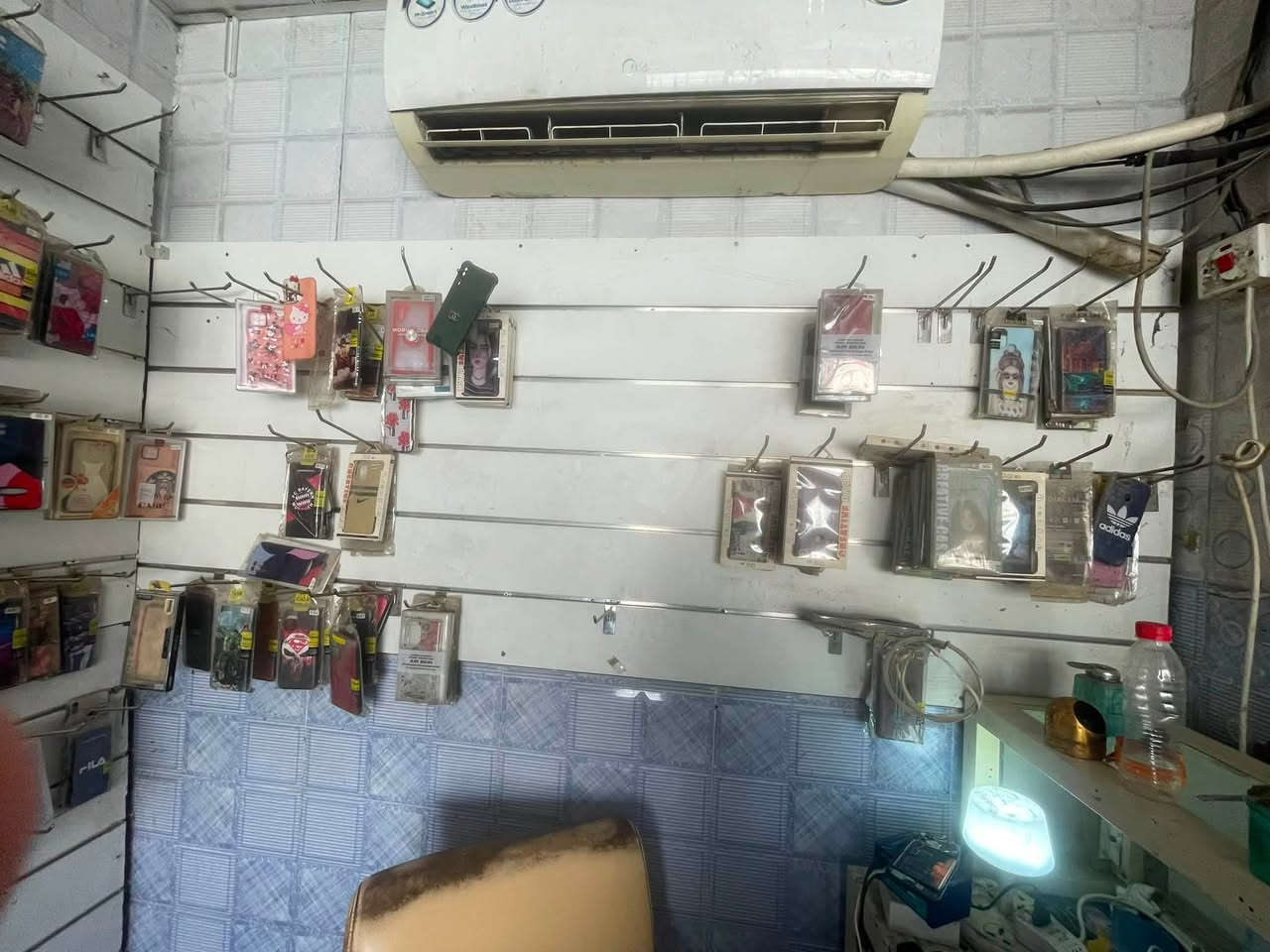 السلام عليكم تصفية محل الأغراض و الباترينات قيم بما يرضي الله مكاني بغداد المحمودية رقم ***********
