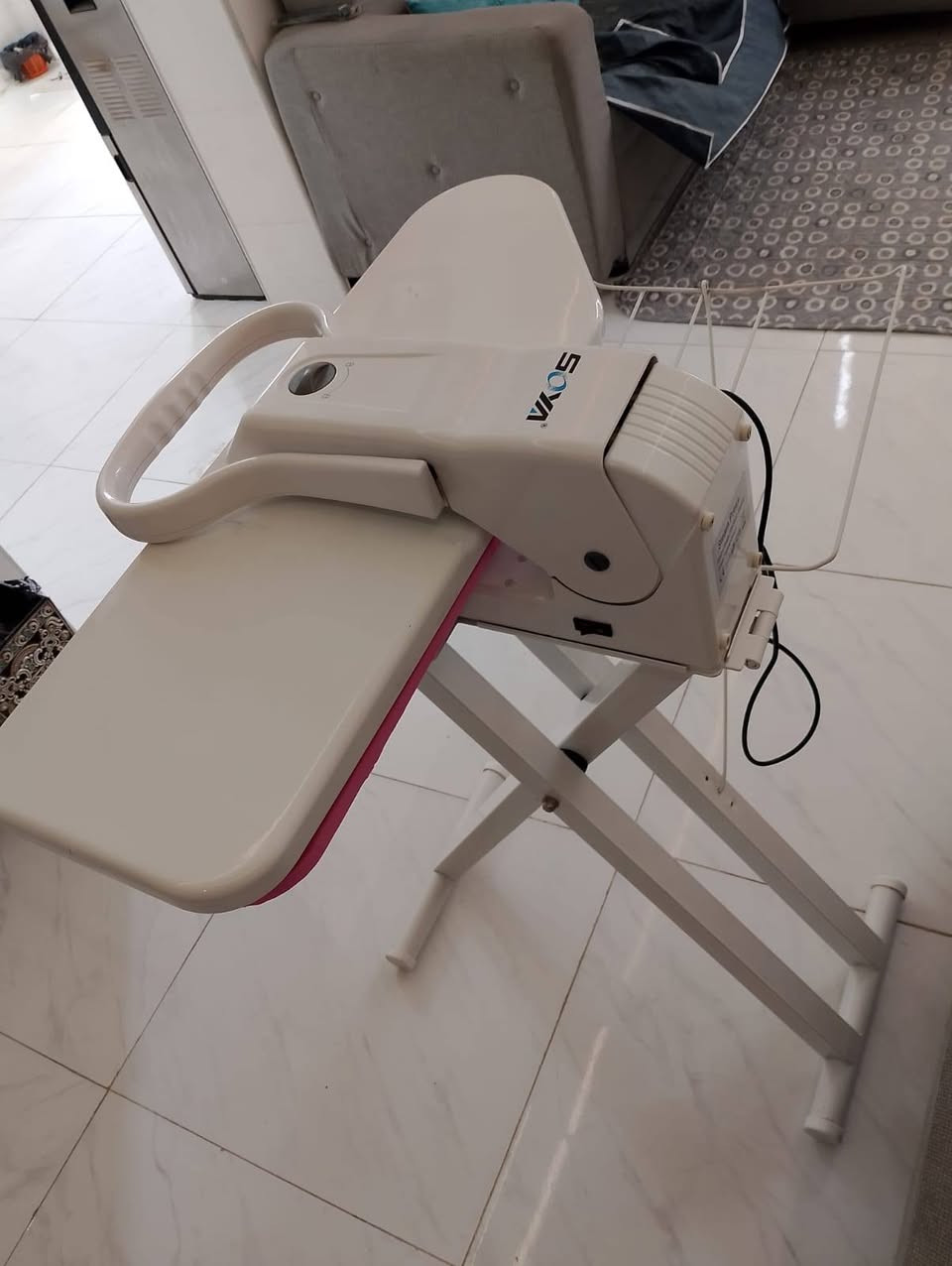أغراض مستعجل على بيعتهم شرط كل سلعه على الفحص ماعدى الشاشة مكسورة بس شغالة صوت بعدها بالزكه 
***********
ناصرية مركز وبالخدمة
