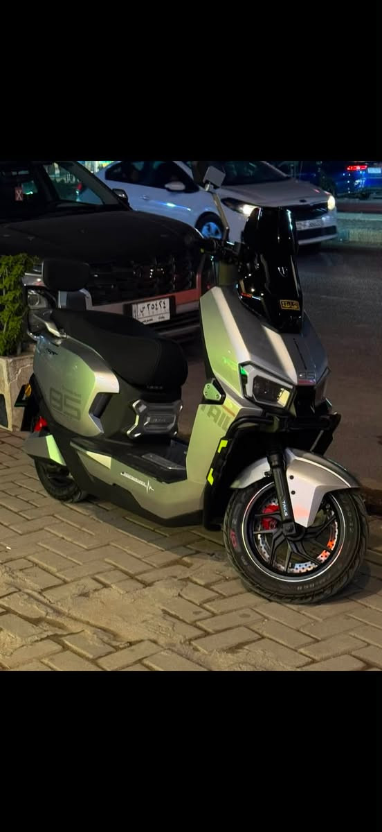 سلام عليكم
 Scooter
( الصاعقه ريان 👈الاصليه 👉)
ملف 2000s يجي اشلع من وحش الكون بشويه 
سرعه( 73 km حقيقي )
تمشيك 80 km الى 70 km بل راحه 
لايت LED Zenon قوي عالي ناصي رماش 
مثبت سرعه cruise
بيه نضام بك R
ابريك بلمكان دسك دبل عنبار  
دراجه نضافته 95%‎ نظيفه كلش 
استخدام قليل + وصل شراء موجود 
سبب البيع  استخدامي إلها قليل
سعرها مليون و 300الف وبيه مجال  
مكاني بغداد حي الشرطه شرطه الرابعه 
للتواصل ماسنجر او ***********
